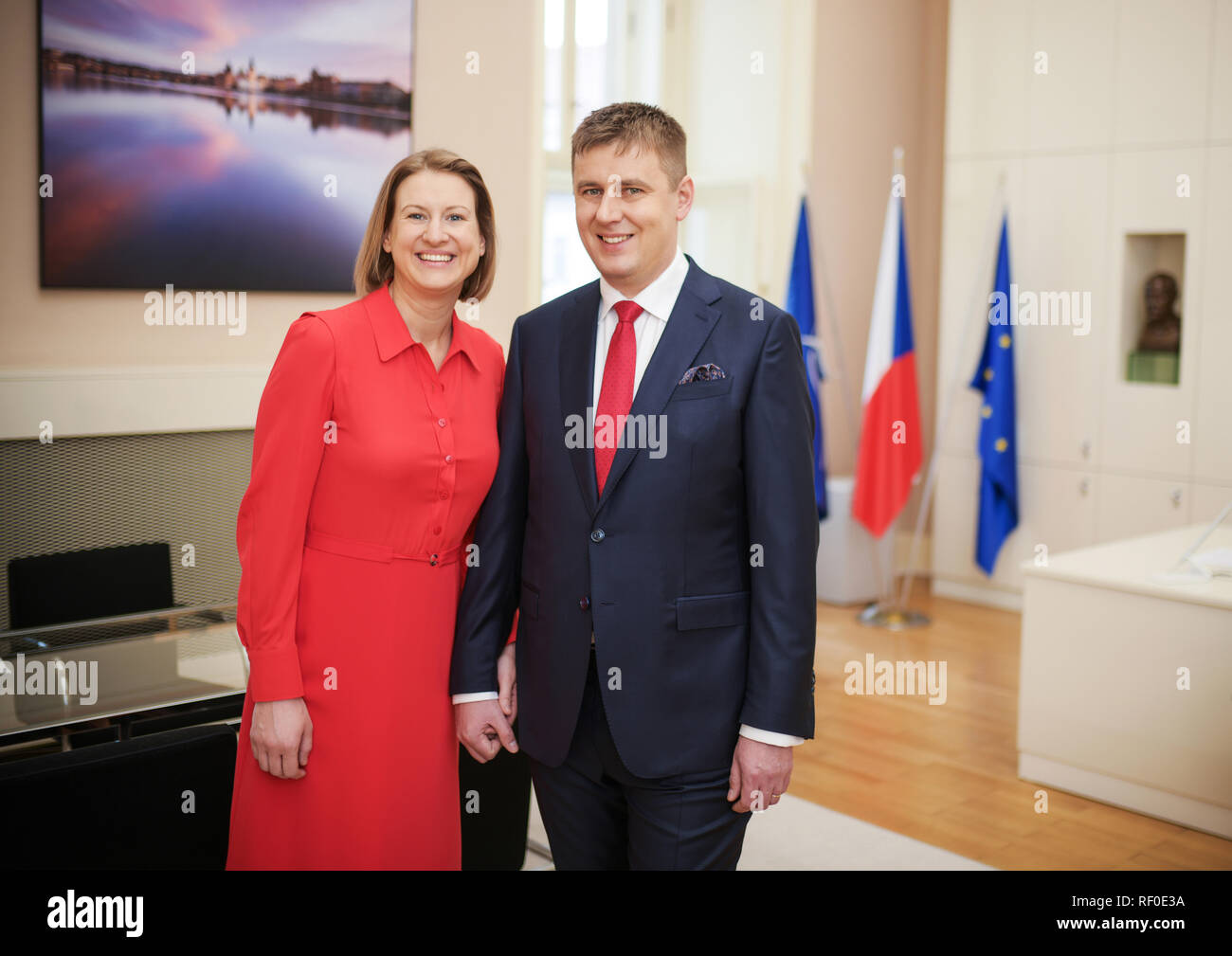 Ministro de Asuntos Exteriores checo Tomas Petricek (derecha) y su esposa  Iva Petrickova posar para el fotógrafo en el Palacio Czernin - Oficina del  Ministerio de Fotografía de stock - Alamy