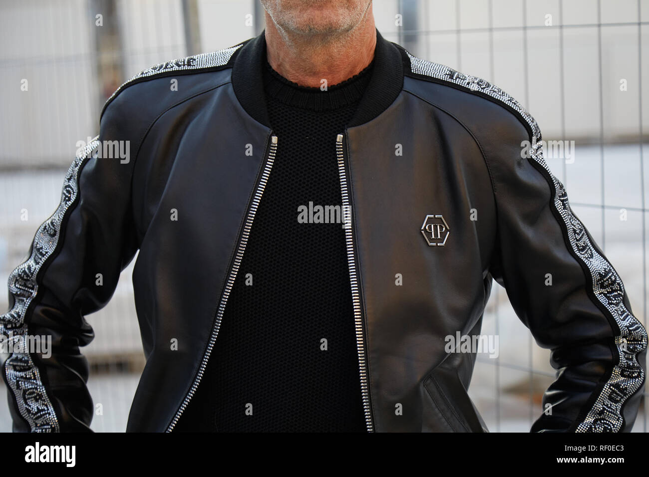 Milán, Italia - 12 de enero de 2019: el hombre con chaqueta de cuero negro Philipp  Plein antes Neil Barrett Fashion Show, la Semana de la moda de Milán street  style Fotografía