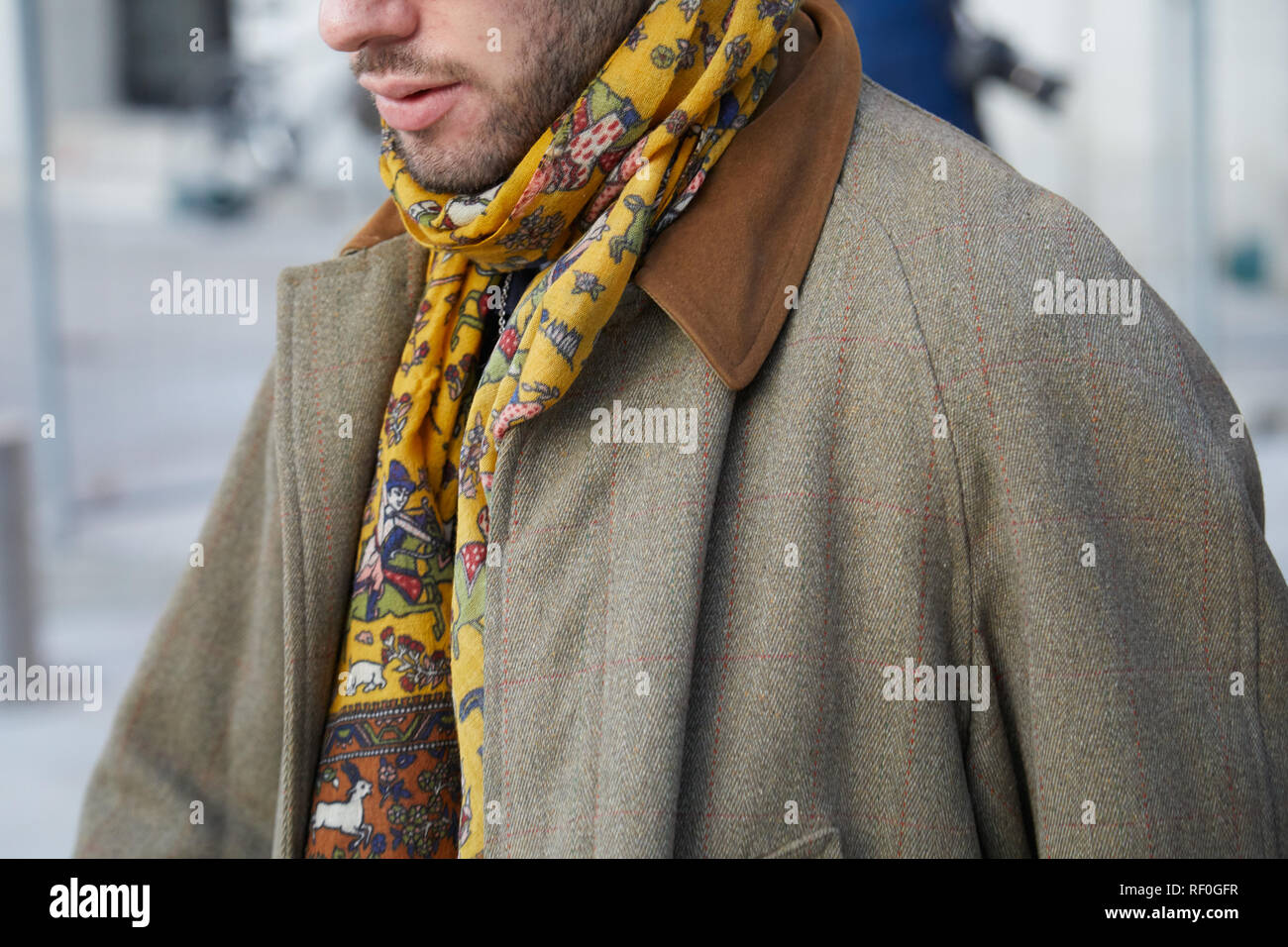Milán, Italia - 12 de enero de 2019: el hombre con bufanda amarilla y beige  capa antes de Neil Barrett Fashion Show, la Semana de la moda de Milán  street style Fotografía
