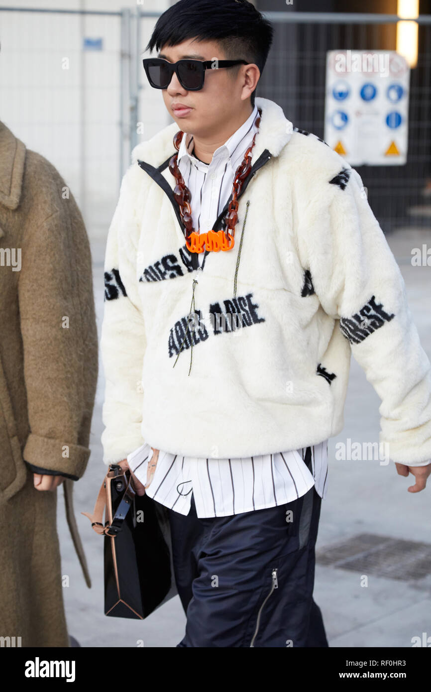 Milán, Italia - 12 de enero de 2019: el hombre con el blanco y negro  sudadera surgen de Aries y Prada collar antes de Neil Barrett desfile de  moda de Milán Nos
