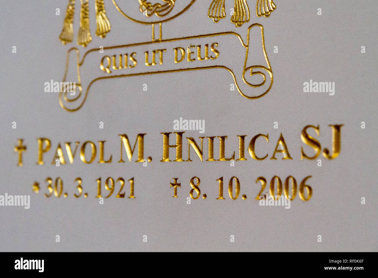 Trnava, Eslovaquia. 2018/4/12. La tumba del santo obispo Pavol Hnilica con su lema: "Quis ut Deus?", que significa: ''que [es] como Dios?'. Foto de stock