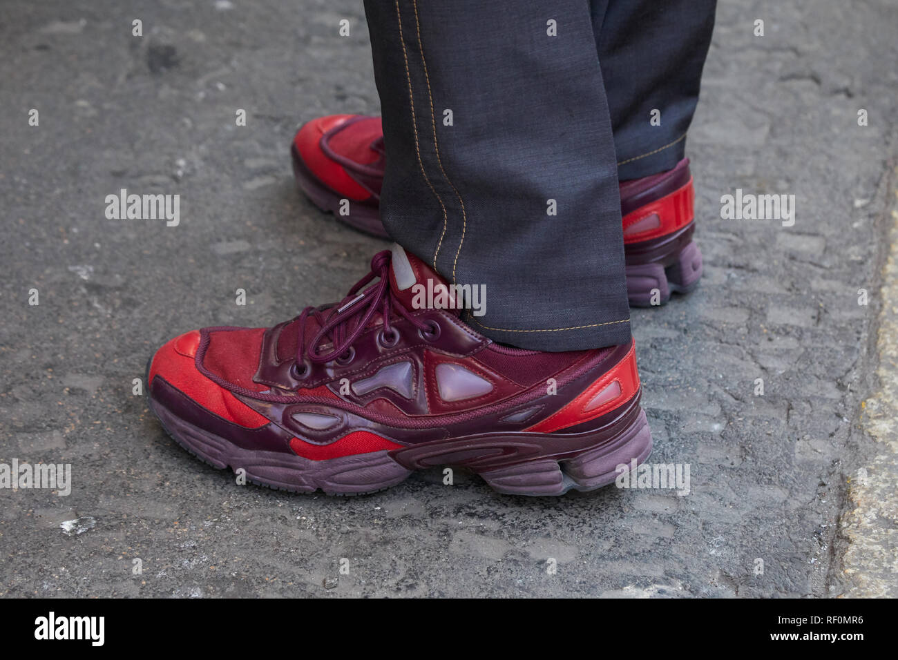 Milán, Italia - 13 de enero de 2019: el hombre con adidas rojo Raf Simons  zapatos antes de John Richmond Fashion Show, la Semana de la moda de Milán  street style Fotografía