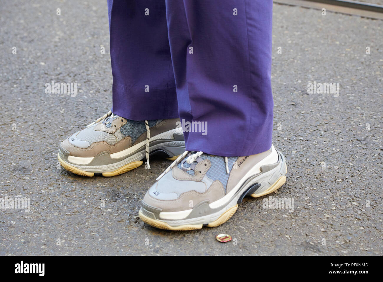 Milán, Italia - 13 de enero de 2019: el hombre con violeta, pantalones y  zapatos Balenciaga antes John Richmond Fashion Show, la Semana de la moda  de Milán street style Fotografía de stock - Alamy