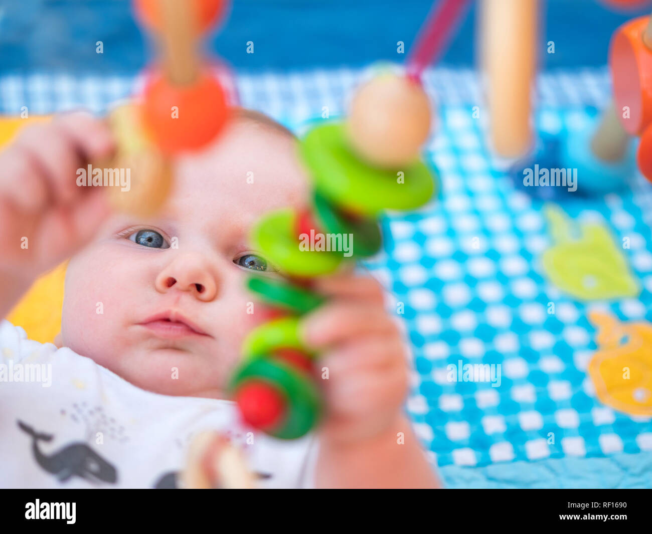 Retrato de bebé niña jugando con juguetes de madera Foto de stock