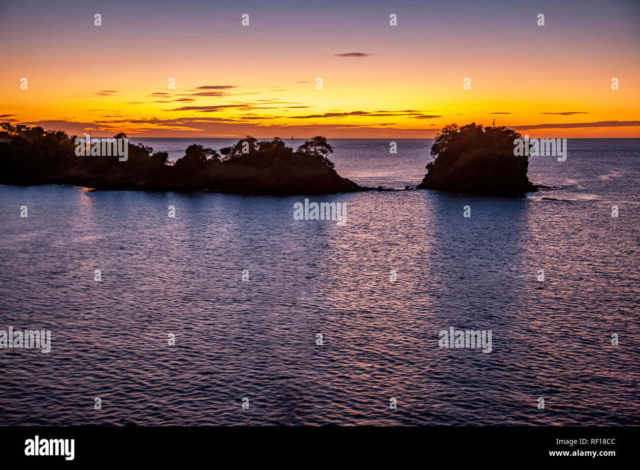 Dejando al atardecer Castries, Santa Lucía, una de las Islas de Barlovento en el Caribe. Foto de stock