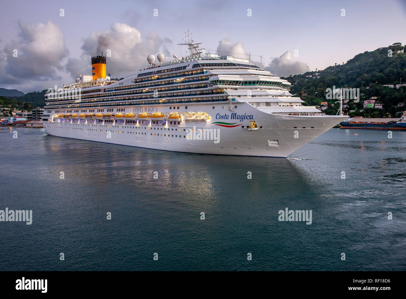 Costa Magic dejando Castries Santa lucía una de las Islas de Barlovento en el Caribe. Foto de stock