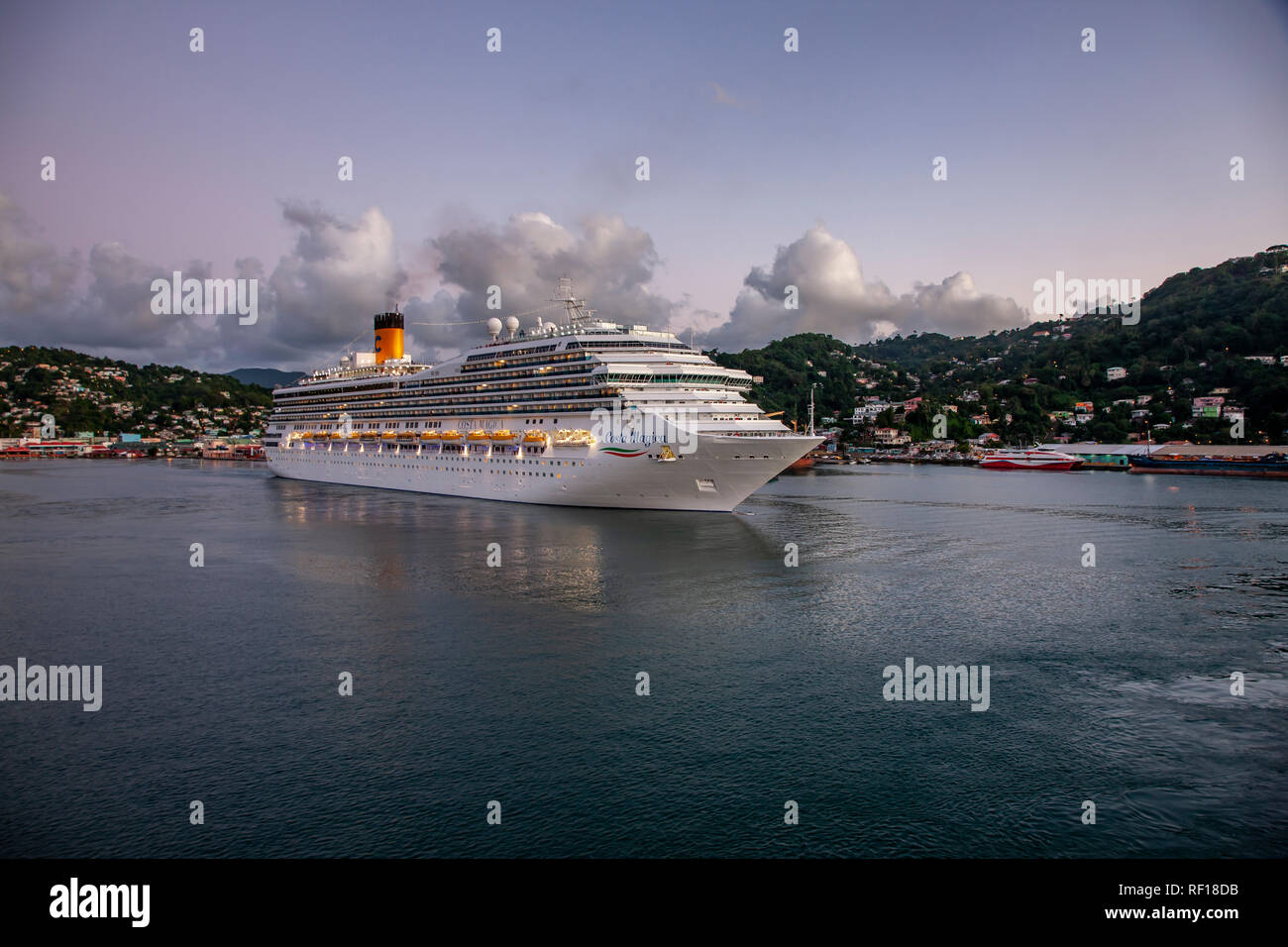 Costa Magic dejando Castries Santa lucía una de las Islas de Barlovento en el Caribe. Foto de stock