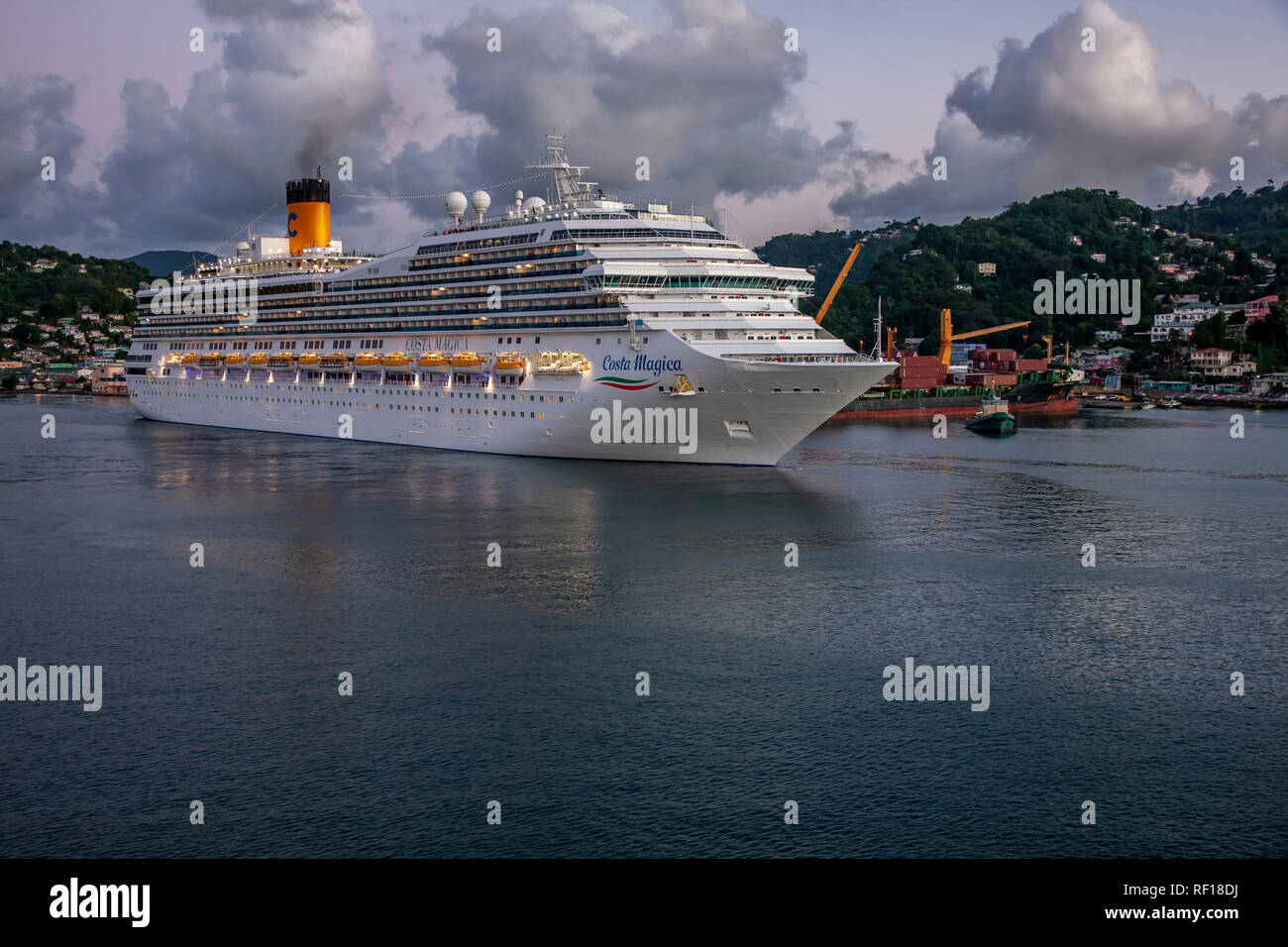 Costa Magic dejando Castries Santa lucía una de las Islas de Barlovento en el Caribe. Foto de stock