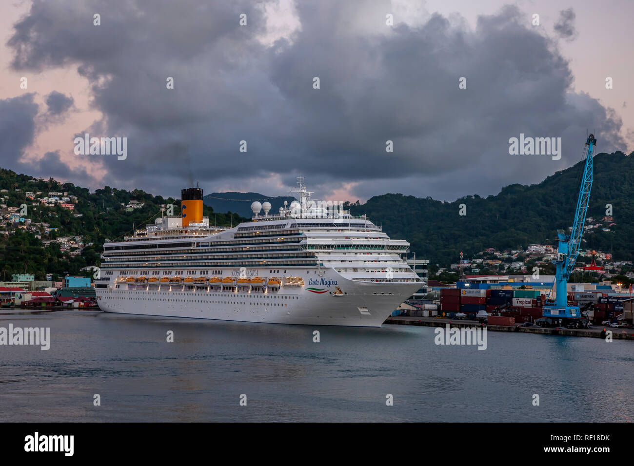Costa Magic dejando Castries Santa lucía una de las Islas de Barlovento en el Caribe. Foto de stock