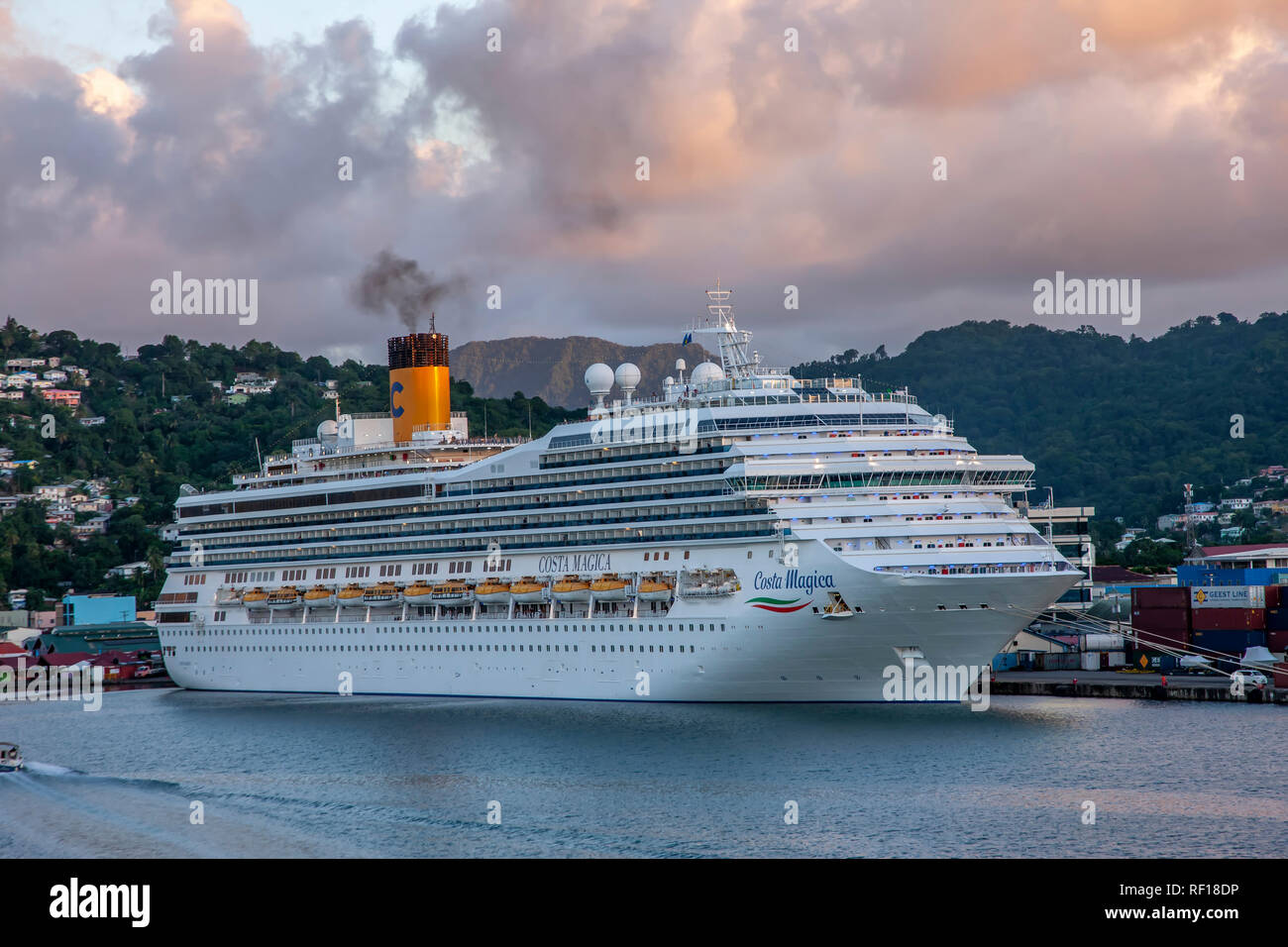 Costa Magic dejando Castries Santa lucía una de las Islas de Barlovento en el Caribe. Foto de stock