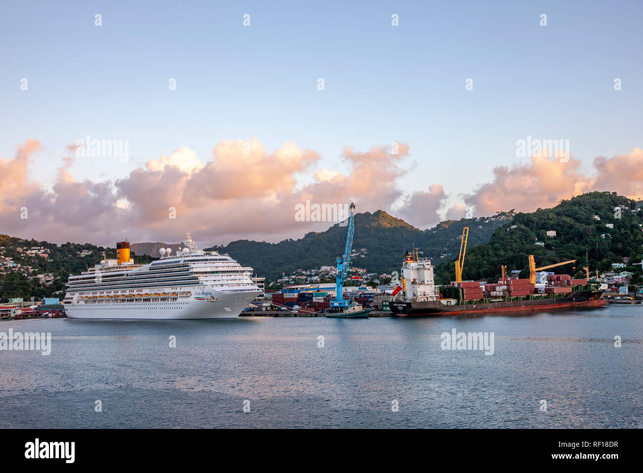 Costa Magic dejando Castries Santa lucía una de las Islas de Barlovento en el Caribe. Foto de stock