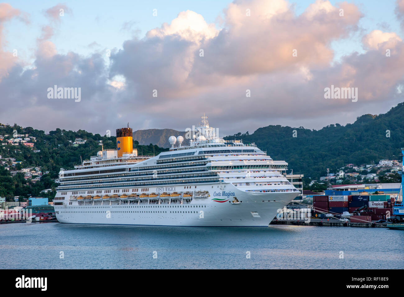 Costa Magic dejando Castries Santa lucía una de las Islas de Barlovento en el Caribe. Foto de stock
