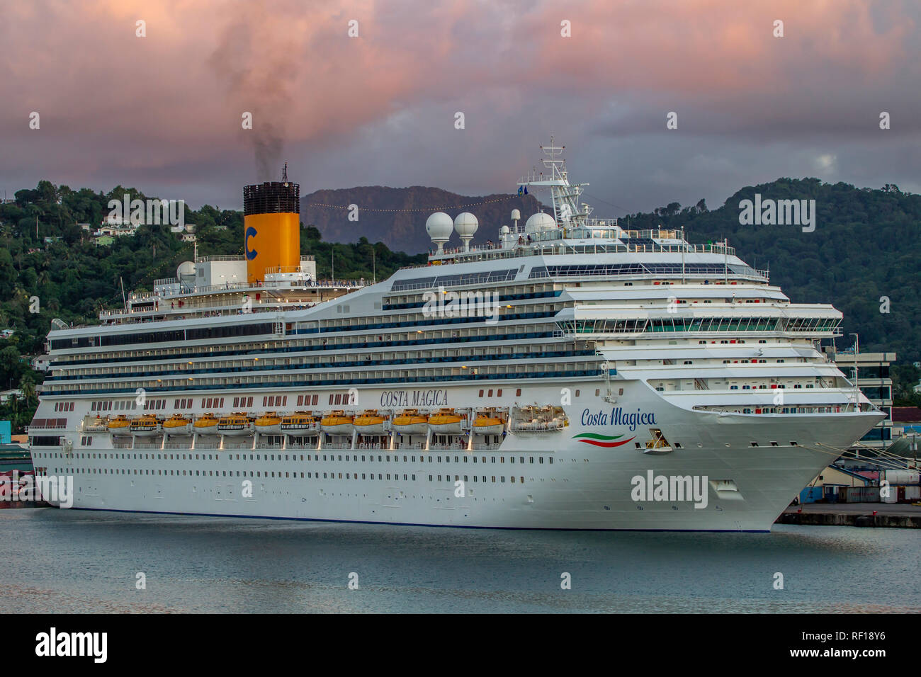 Costa Magic dejando Castries Santa lucía una de las Islas de Barlovento en el Caribe. Foto de stock