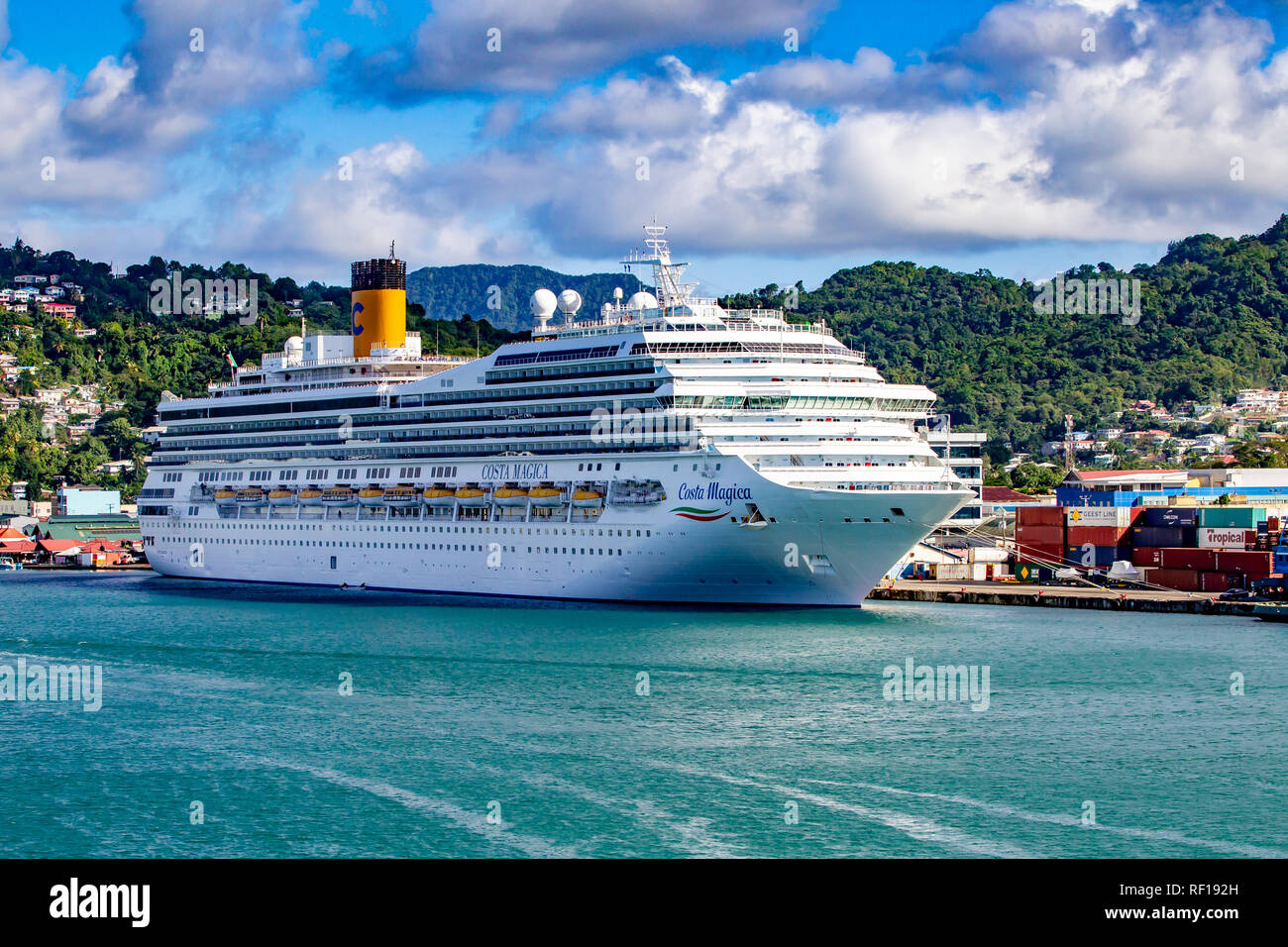 Costa mágica en puerto en Castries Santa lucía una de las Islas de Barlovento en el Caribe. Foto de stock