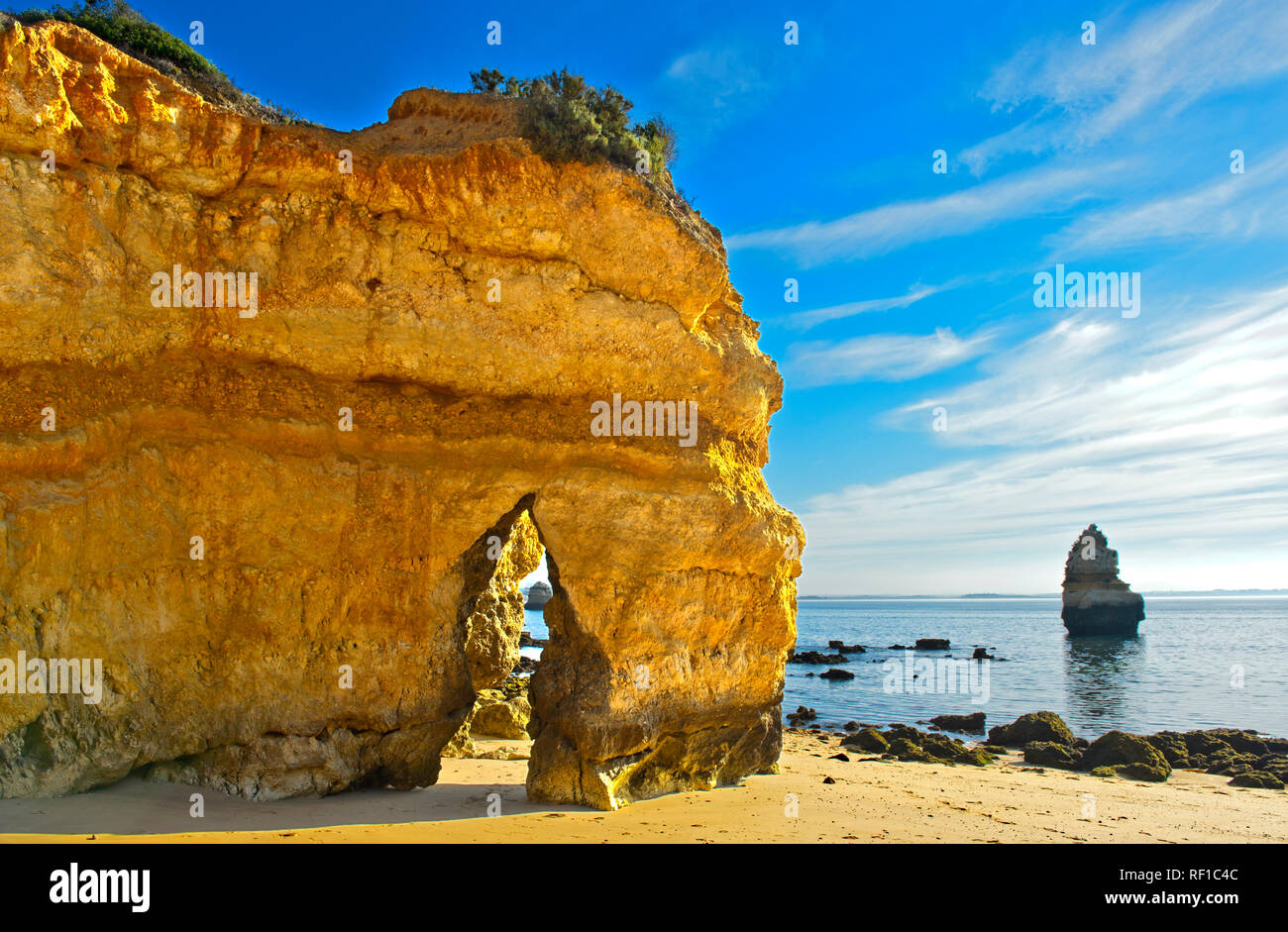 Amarillo-dorado cliff rocas al Camilo, playa Praia do Camilo, Lagos, Algarve, Portugal Foto de stock