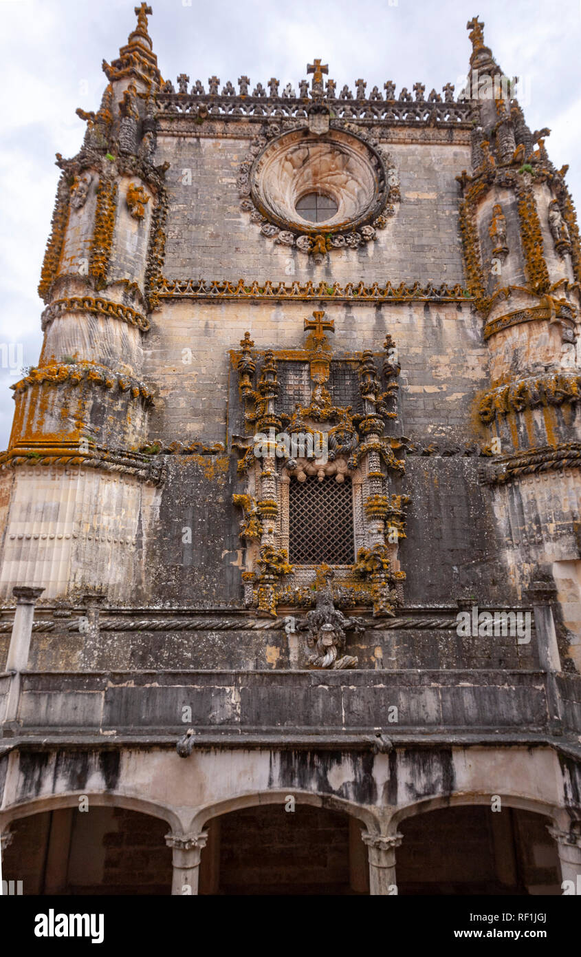 El famoso capítulo de la ventana de la casa, hecha por Diogo de Arruda en 1510-1513. Convento de Cristo, Tomar, Portugal Foto de stock
