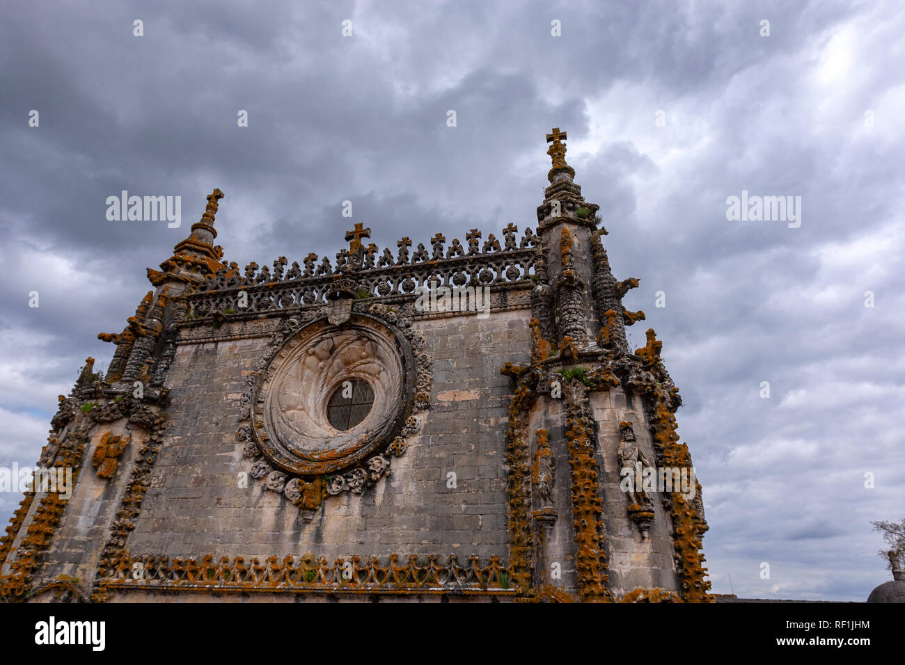 Los elaborados pináculos a lo largo de la fachada occidental de la iglesia, el Convento de Cristo, Tomar, Portugal Foto de stock