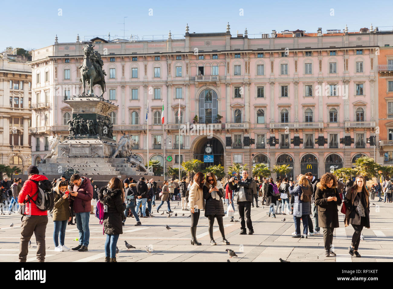 Milán, Italia - 19 de enero de 2018: Los turistas y gente de la calle a pie cerca del monumento al rey Victor Emmanuel II en Piazza del Duomo o Plaza de la Catedral. Foto de stock