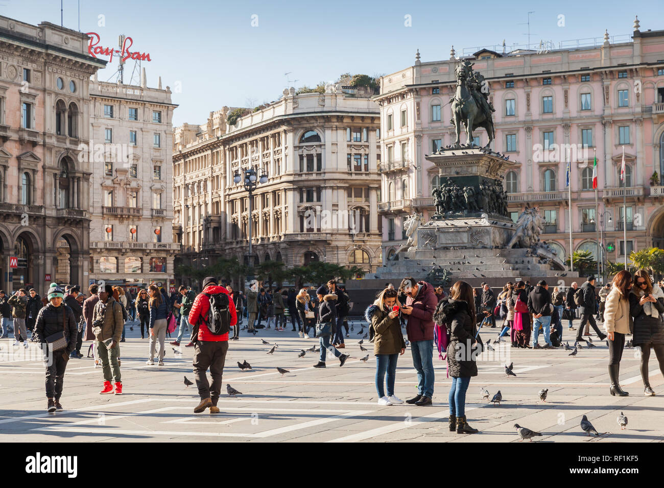 Milán, Italia - 19 de enero de 2018: Los turistas y gente de la calle a pie cerca del monumento al rey Victor Emmanuel II en la Piazza del Duomo Foto de stock