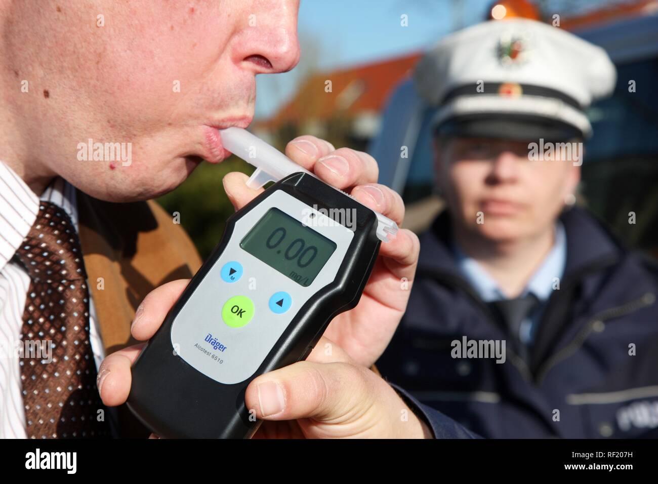 La prueba de alcoholemia, el conductor está probando con un alcoholímetro,  breathalyser, Mettmann, Renania del Norte-Westfalia Fotografía de stock -  Alamy
