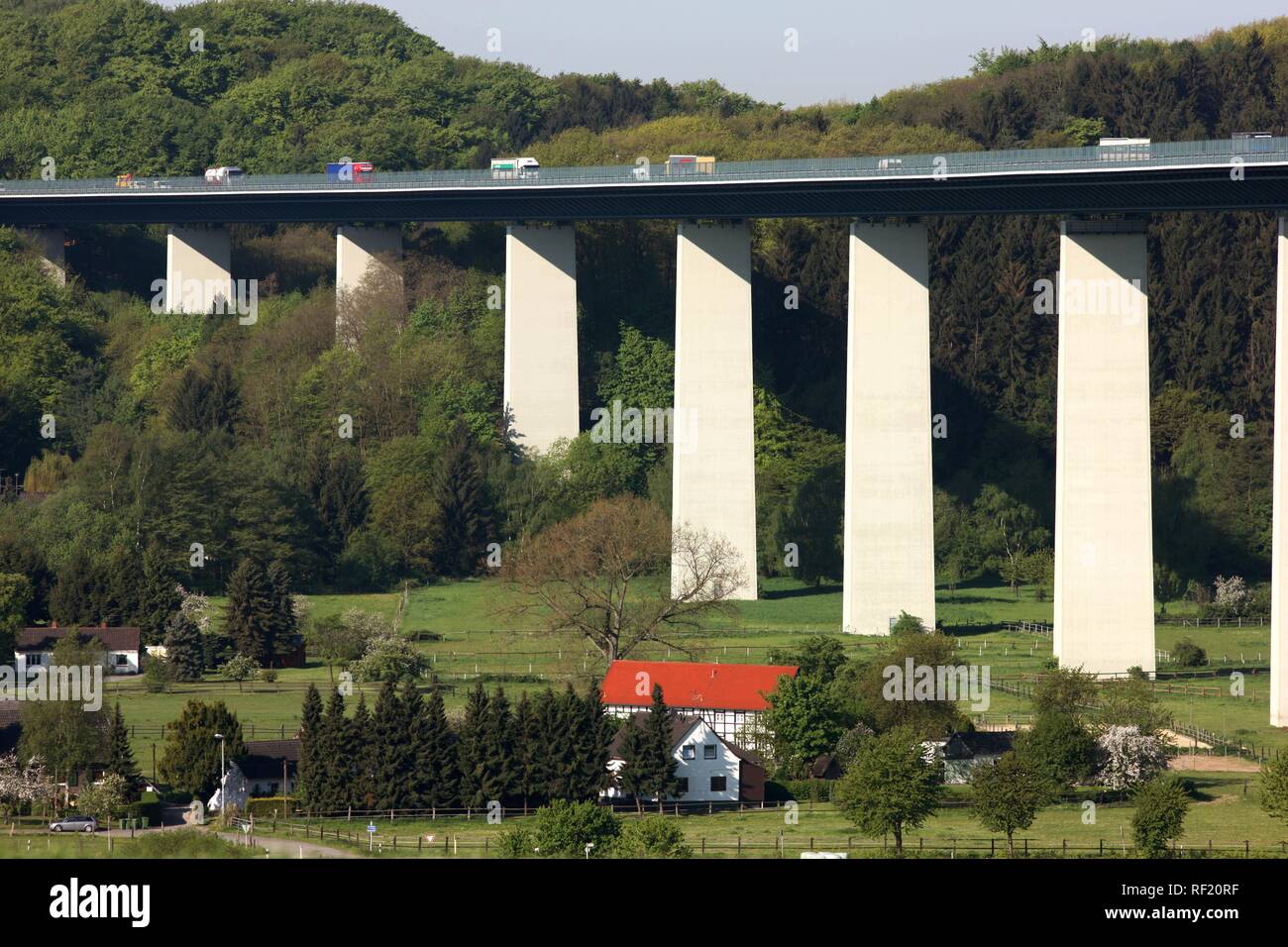 Ruhrtalbruecke, valle de Ruhr puente de la autopista A52 entre Essen y Dusseldorf, cruzando el valle del Ruhr cerca Foto de stock