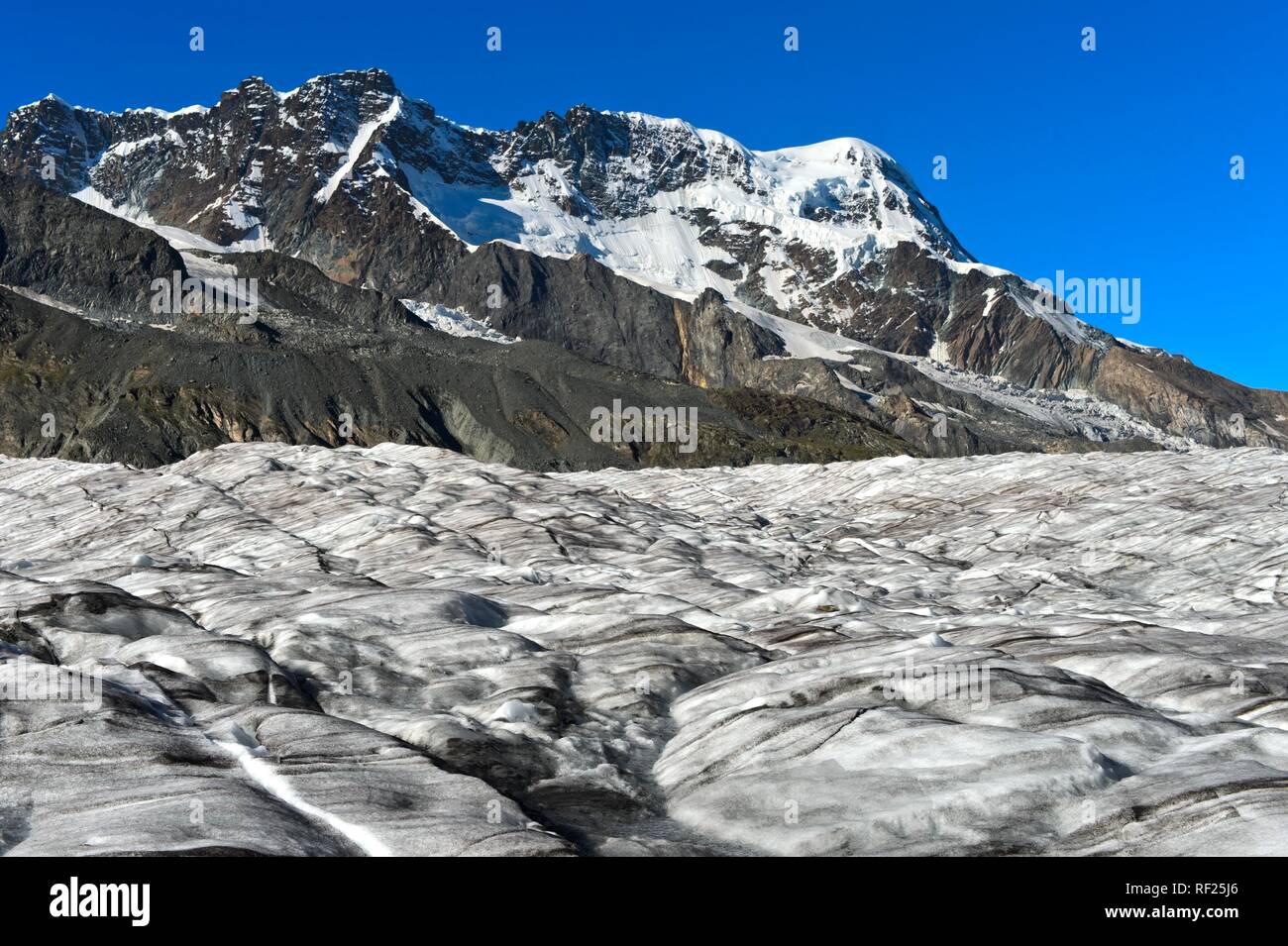 Breithorn montaña por encima del campo de hielo del glaciar Gorner, Zermatt, Valais, Suiza Foto de stock