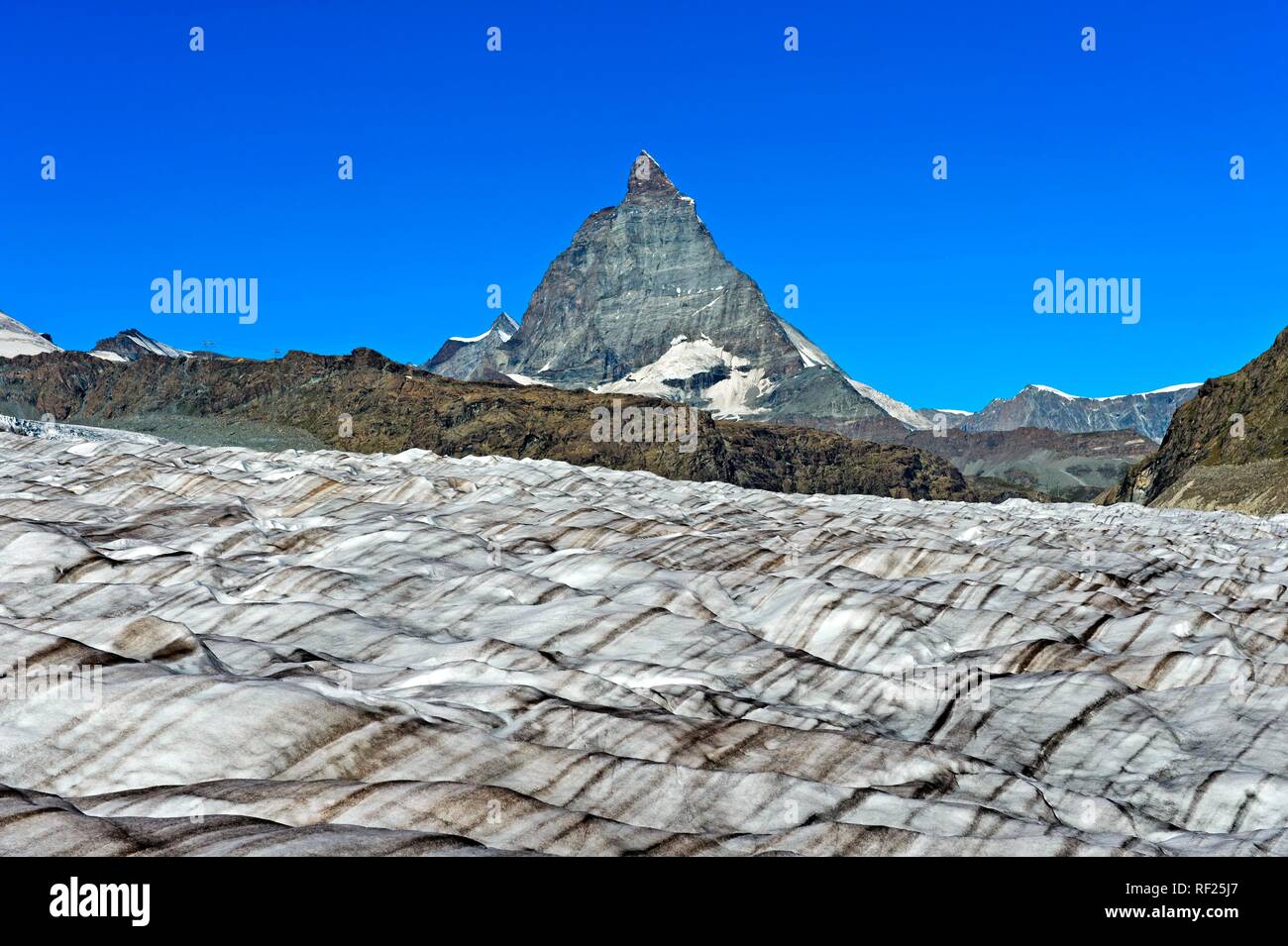 El campo de hielo del glaciar Gorner con vistas al Matterhorn, Zermatt, Valais, Suiza Foto de stock