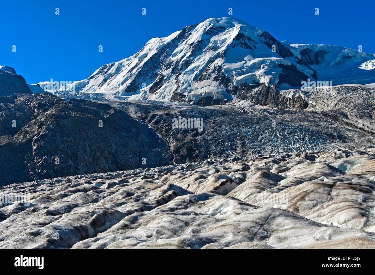 El campo de hielo del glaciar, de frontera, atrás Liskamm, Zermatt, Vales, Suiza Foto de stock