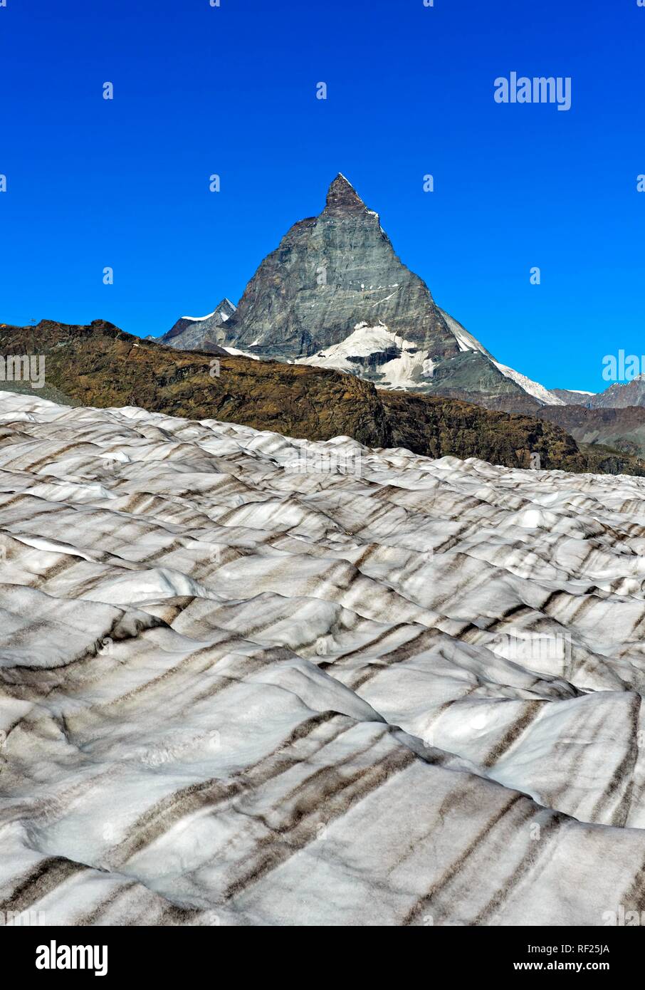 El campo de hielo del glaciar Gorner con vistas al Matterhorn, Zermatt, Valais, Suiza Foto de stock