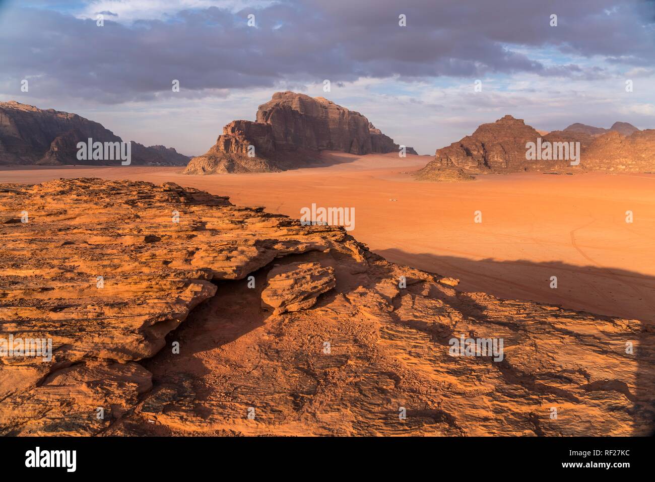 Paisaje con rocas en el desierto Wadi Rum, Jordania Foto de stock