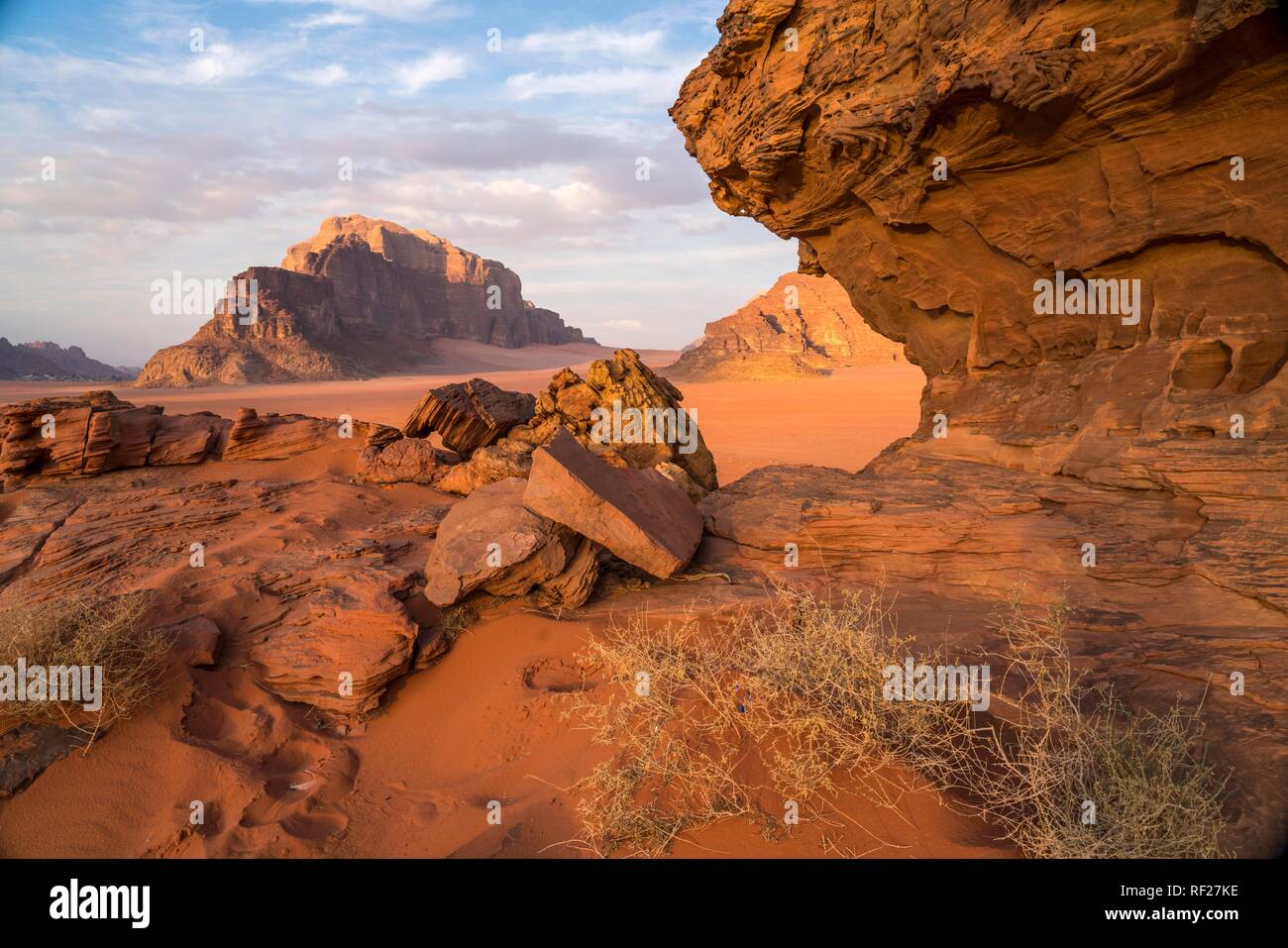 Paisaje con rocas en el desierto Wadi Rum, Jordania Foto de stock