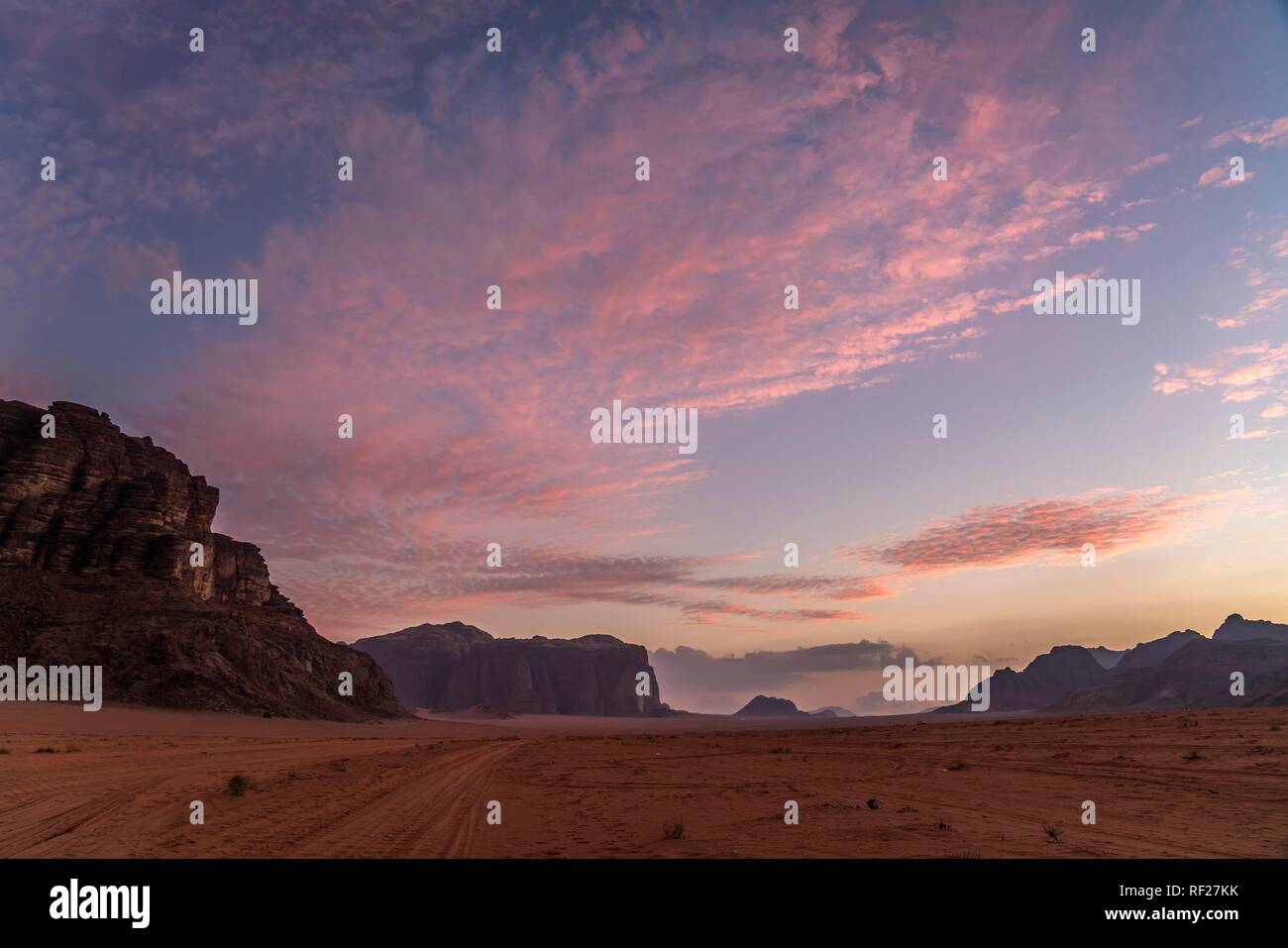 Atardecer en el desierto Wadi Rum, Jordania Foto de stock