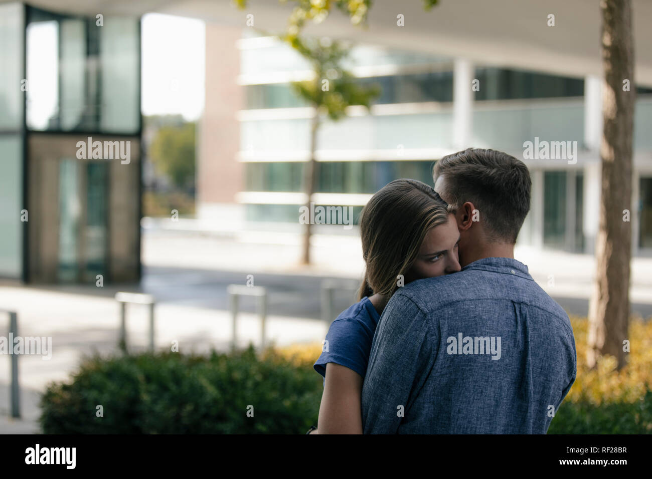Los Países Bajos, Maastricht, pareja joven afectuoso abrazo en la ciudad Foto de stock