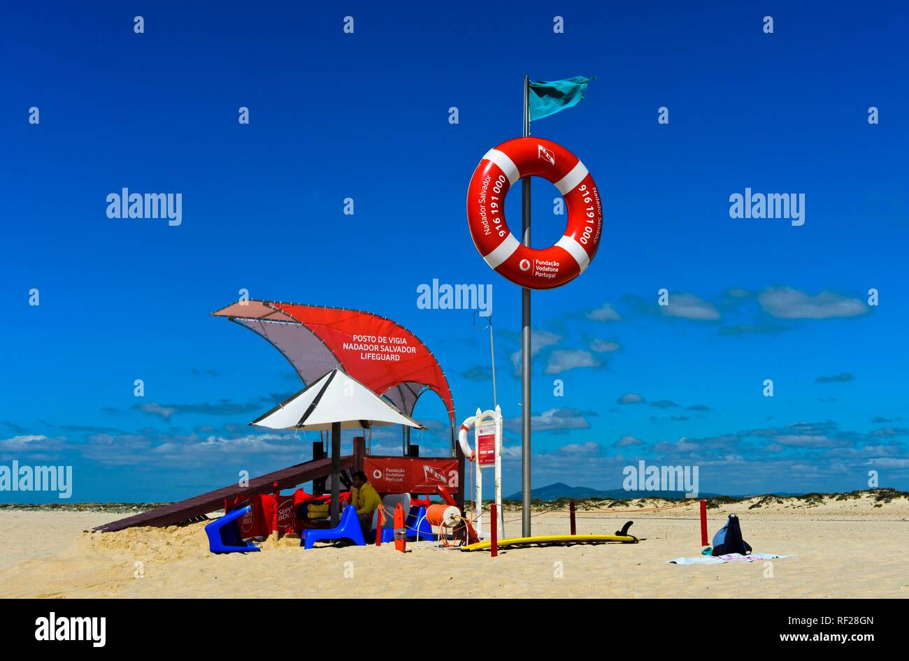 Estación de rescate de rescate acuático en la playa de arena de la Isla de Tavira, Ilha de Tavira, Tavira, Algarve, Portugal Foto de stock