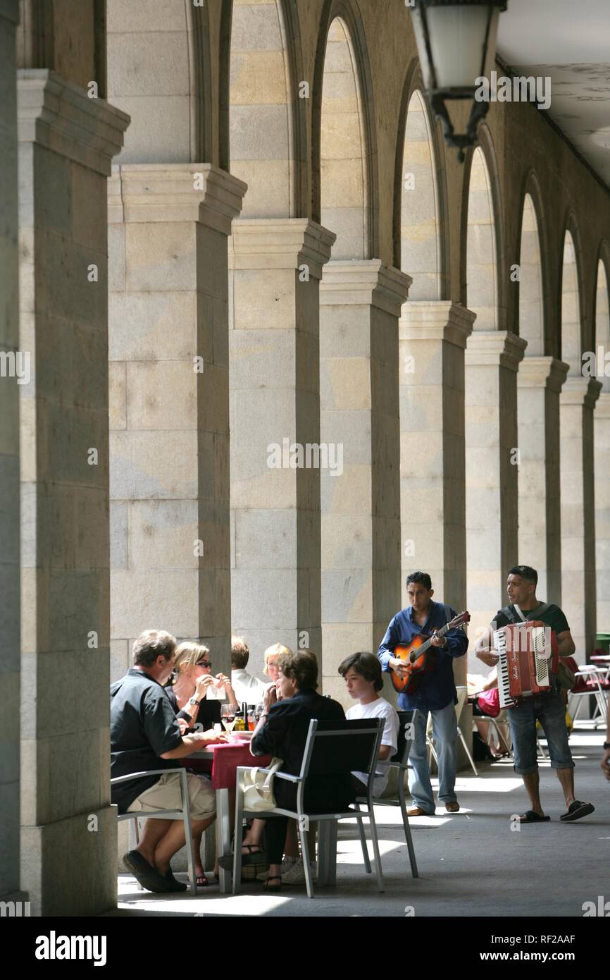 Los músicos entretienen a los huéspedes en una cafetería en el centro histórico de Girona, Costa Blanca, Cataluña, España y Europa Foto de stock