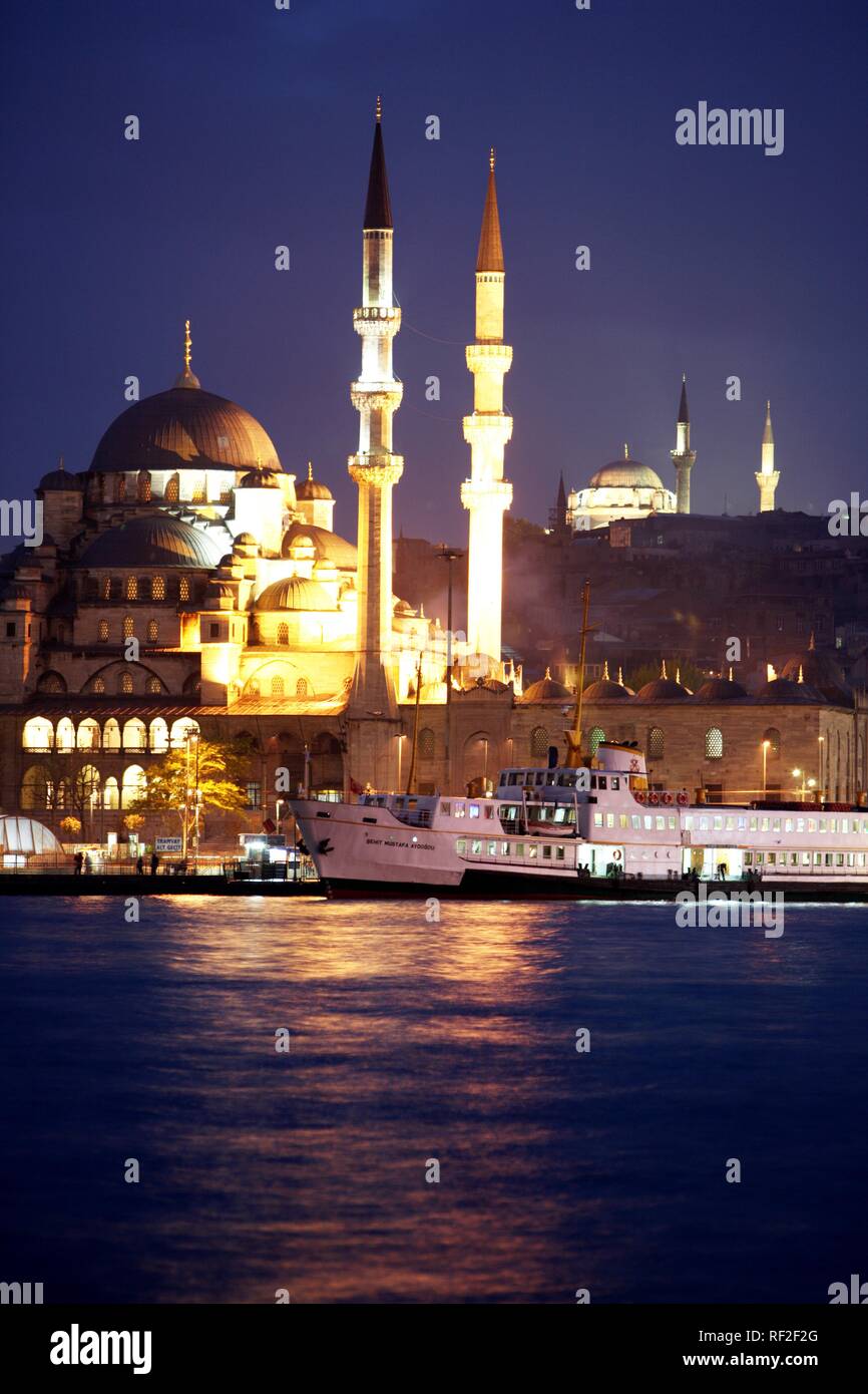 Cuerno de Oro, la nueva mezquita iluminado en la parte delantera, en la parte posterior de la Mezquita Osmaniye Nuru, Estambul, Turquía Foto de stock