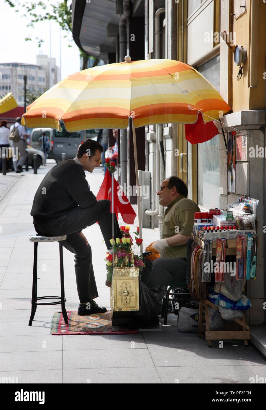 Hombre de lustrabotas en la Plaza Taksim, Estambul, Turquía Foto de stock