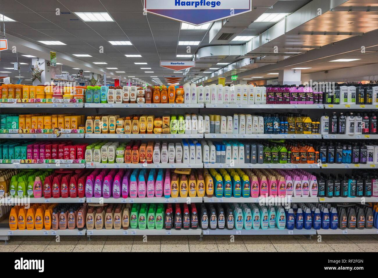 Los productos de cuidado del cabello en el supermercado, Munich, la Alta Baviera, Baviera, Alemania Foto de stock