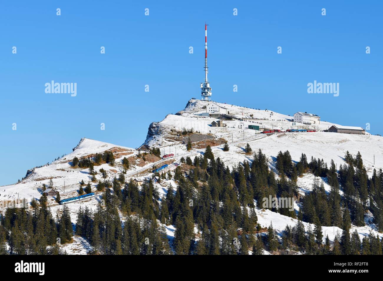 Cremallera, Rigi Kulm estación de montaña cubierta de nieve en la espalda, Vitznau, cantón de Lucerna, Suiza Foto de stock