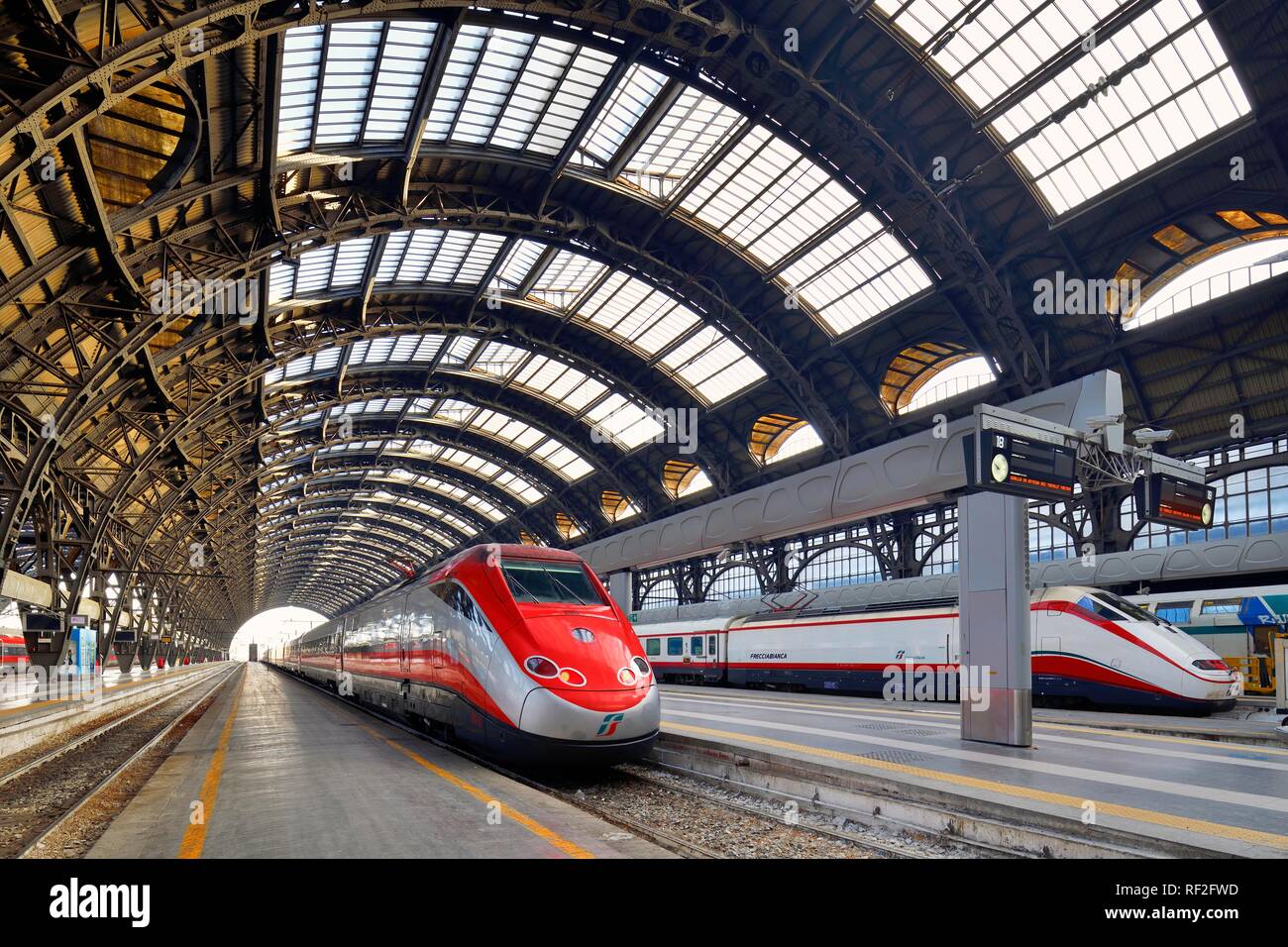 Hall de la estación central de tren, la estación de tren Milano Centrale, con trenes de alta velocidad Frecciarossa, Milán, Lombardía, Italia Foto de stock
