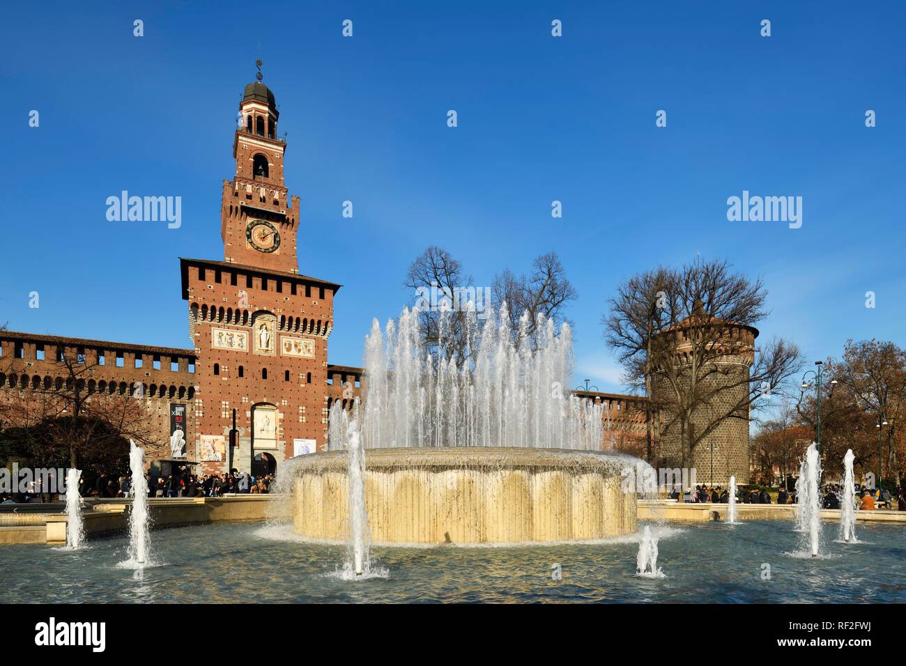 Fuente con el Castello Sforzesco, el castillo Sforza, Milán, Lombardía, Italia Foto de stock