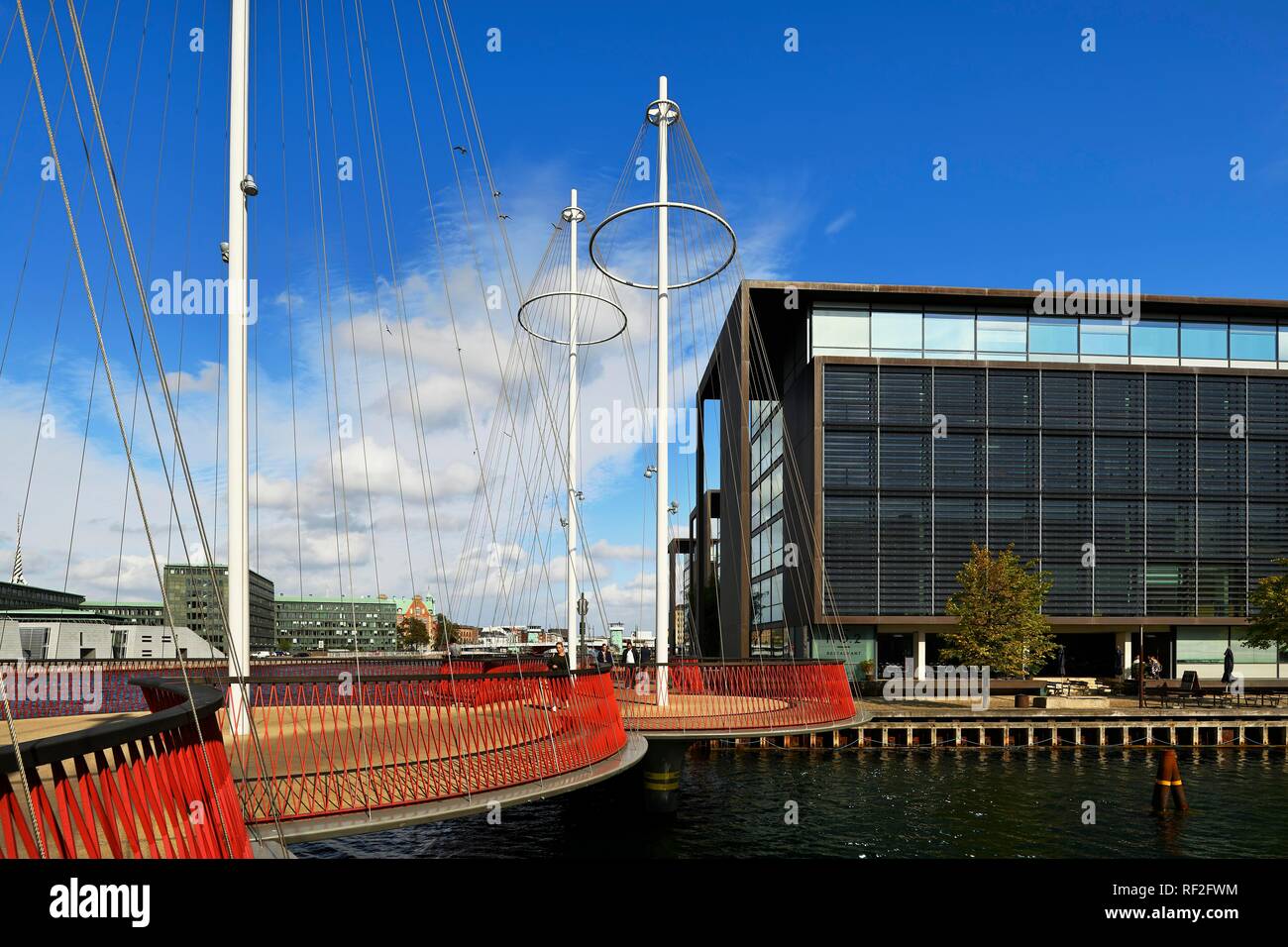 Cirkelbroen Puente, diseñado por el artista Olafur Eliasson, distrito de Christianshavn, Copenhague, Dinamarca Foto de stock