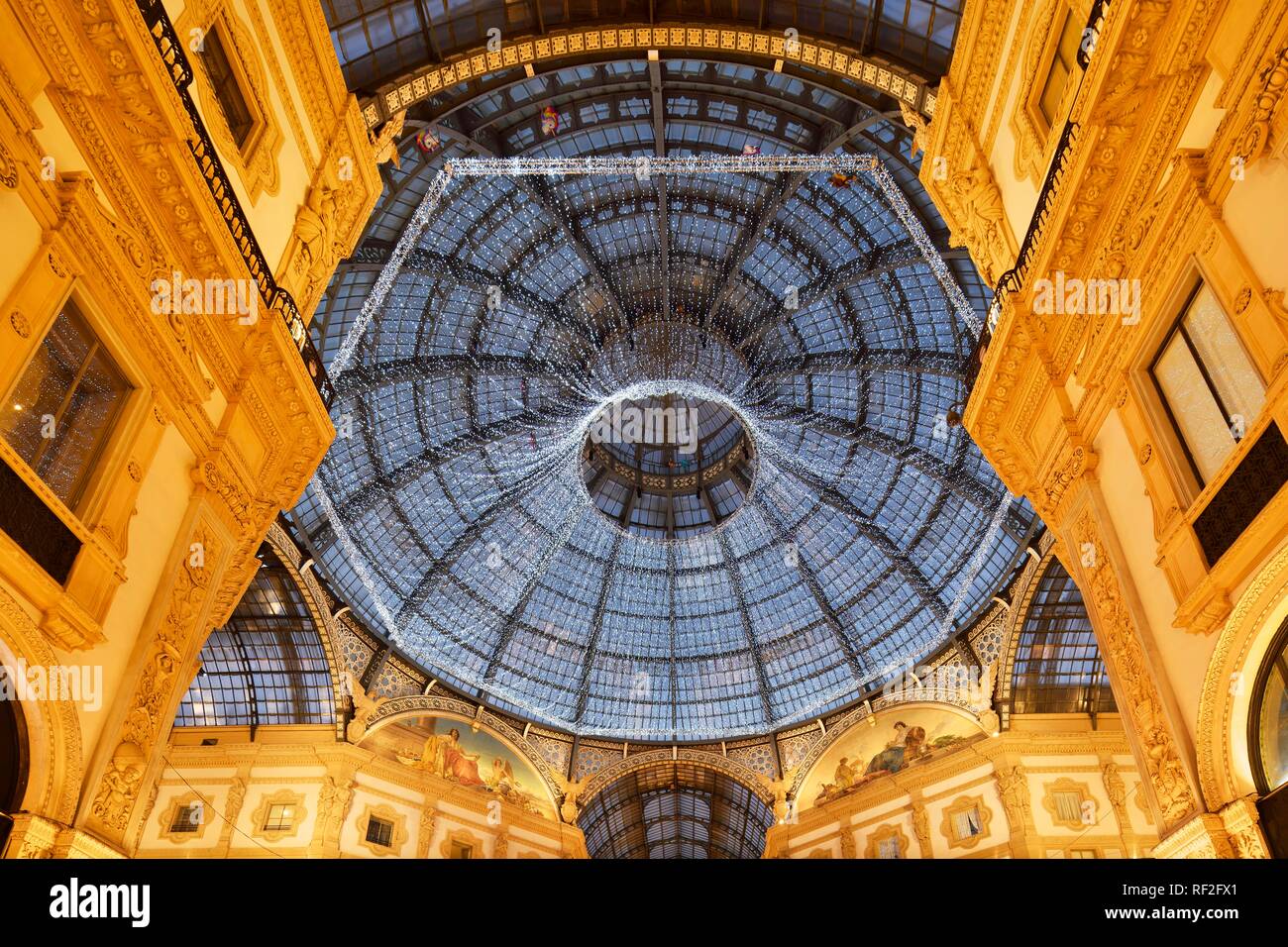 Iluminación de navidad en la cúpula de vidrio encima del octógono, centro comercial de lujo, galería cubierta de la Galleria Vittorio Emanuele II Foto de stock
