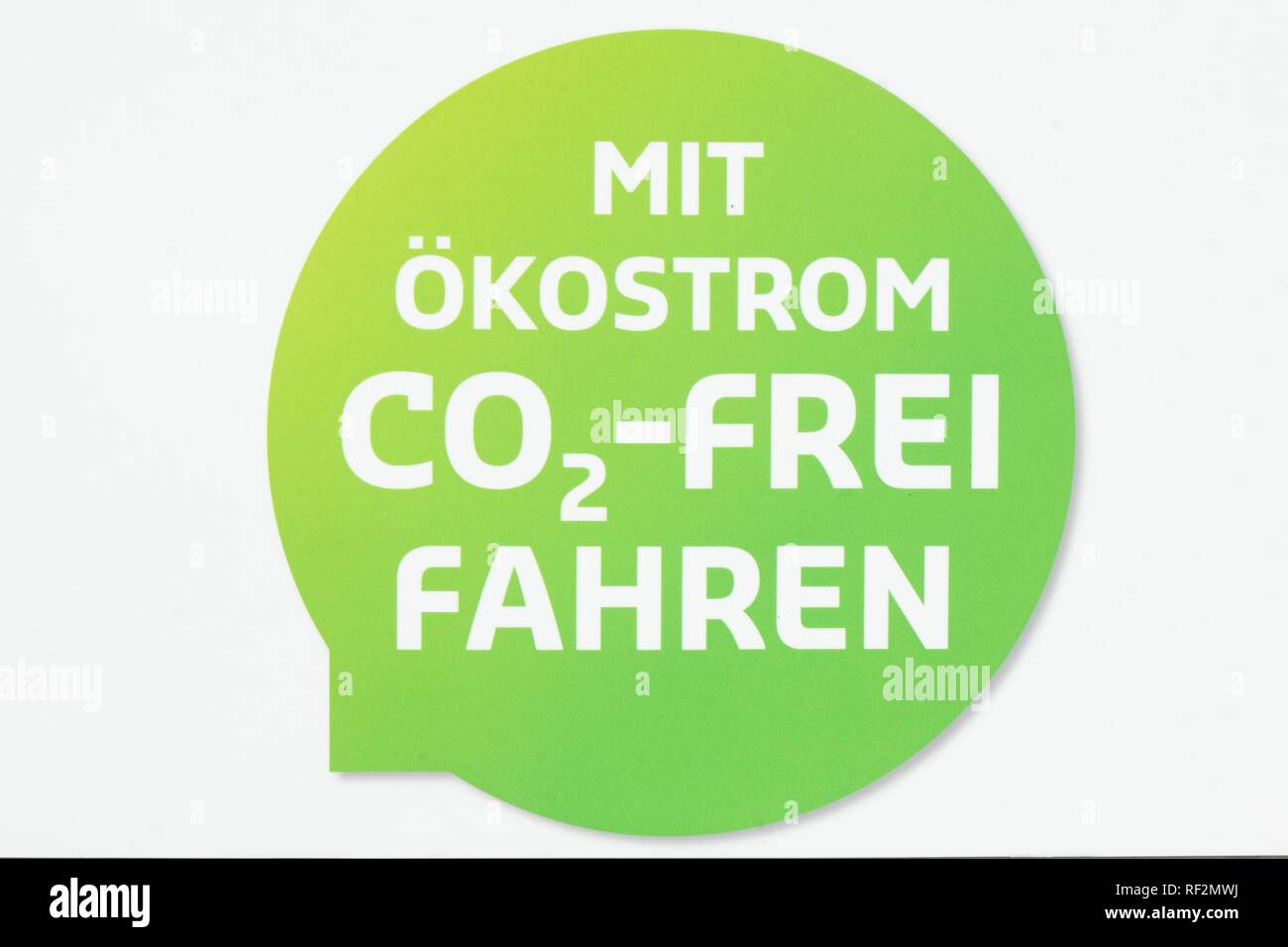Pictograma con electricidad verde de conducción libre de CO2 en una estación de carga para los coches eléctricos, Alemania Foto de stock