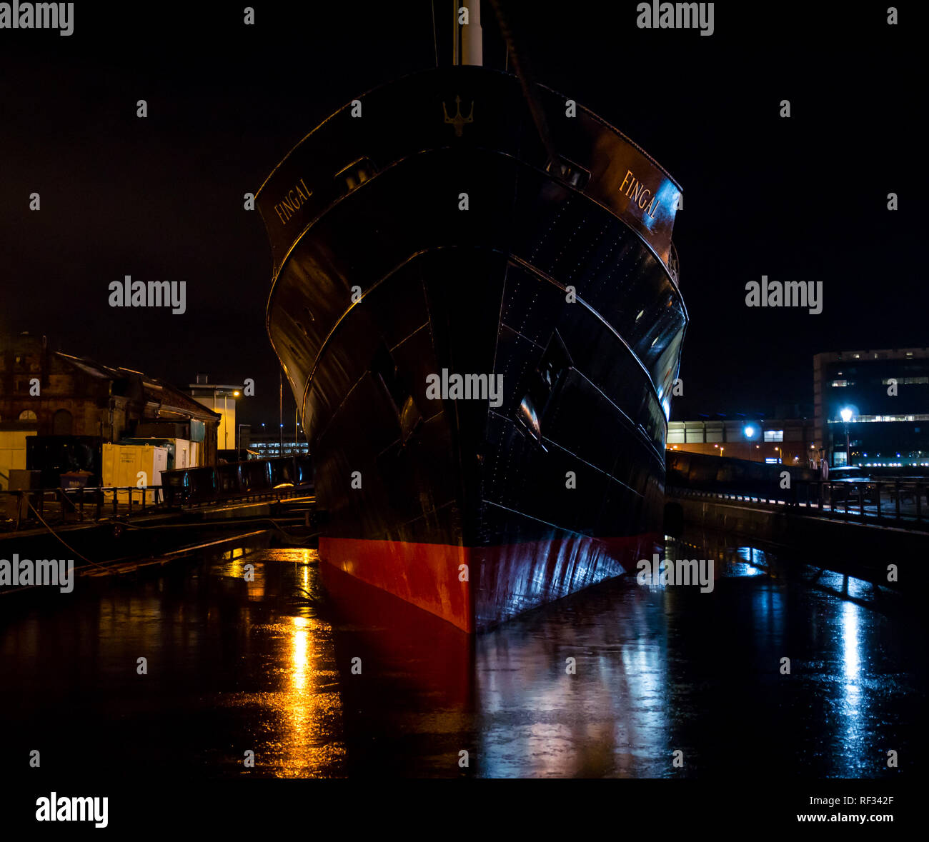 Leith, Edimburgo, Escocia, Reino Unido, 23 de enero de 2019. El clima del REINO UNIDO: MV Fingal, Royal Britannia del recién inaugurado hotel de lujo de 5 estrellas hotel flotante en Alexandra Dock, Leith Harbour, visto en la noche con agua congelada que rodea el buque en temperaturas inferiores al punto de congelación Foto de stock