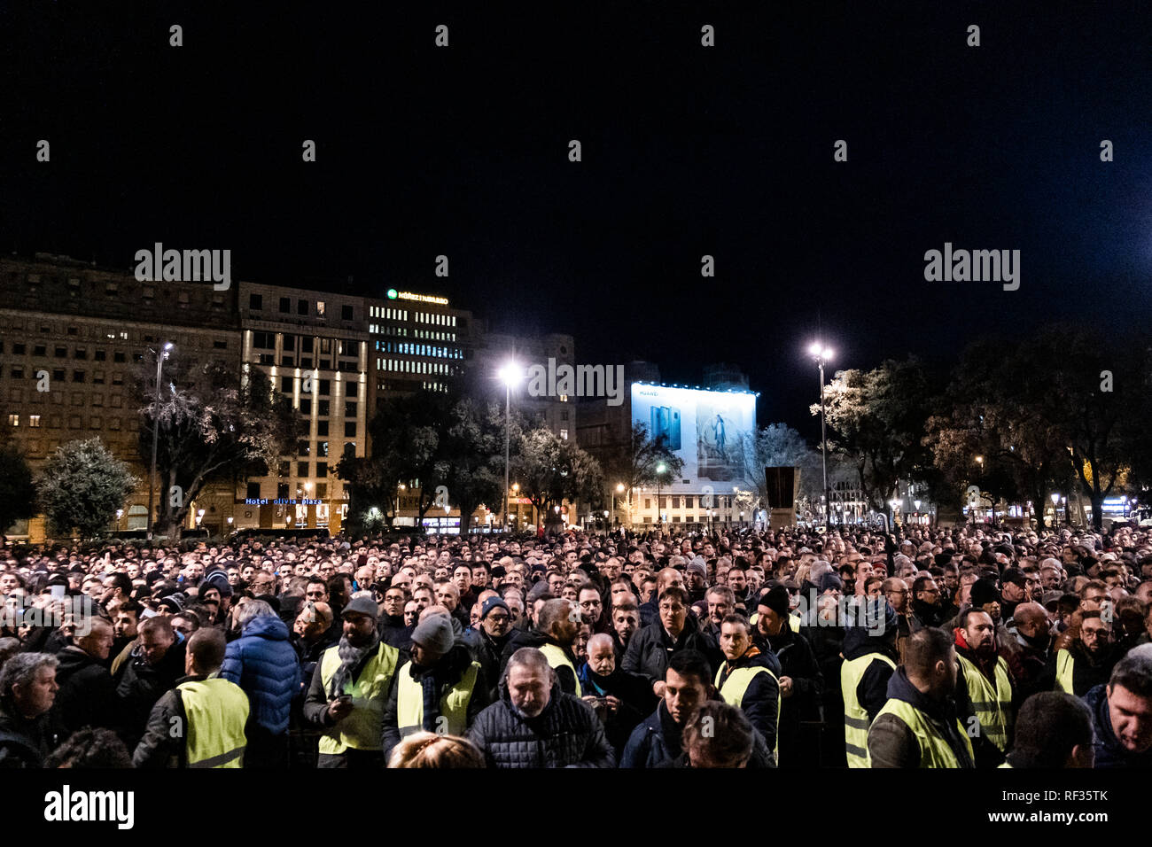 Cientos de taxistas visto en Plaza Cataluña espera su turno para votar y resolver la continuidad o no de la huelga. Ha comenzado el proceso de votación. Cientos de taxistas ocupar la Plaza Catalunya esperando el turno para votar si continúan con la huelga o acepte el nuevo Decreto Ley presentado por el Gobierno de Cataluña. Foto de stock