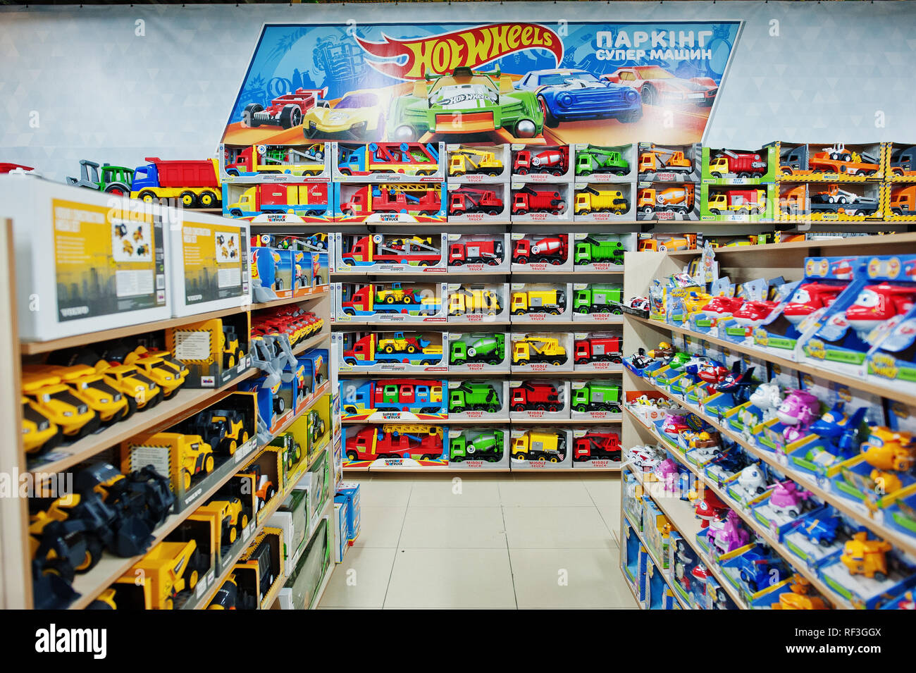 Kiev, Ucrania - 16 de enero de 2018: clientes tienda de juguetes. Vehículos  en cajas. Hot Wheels Fotografía de stock - Alamy