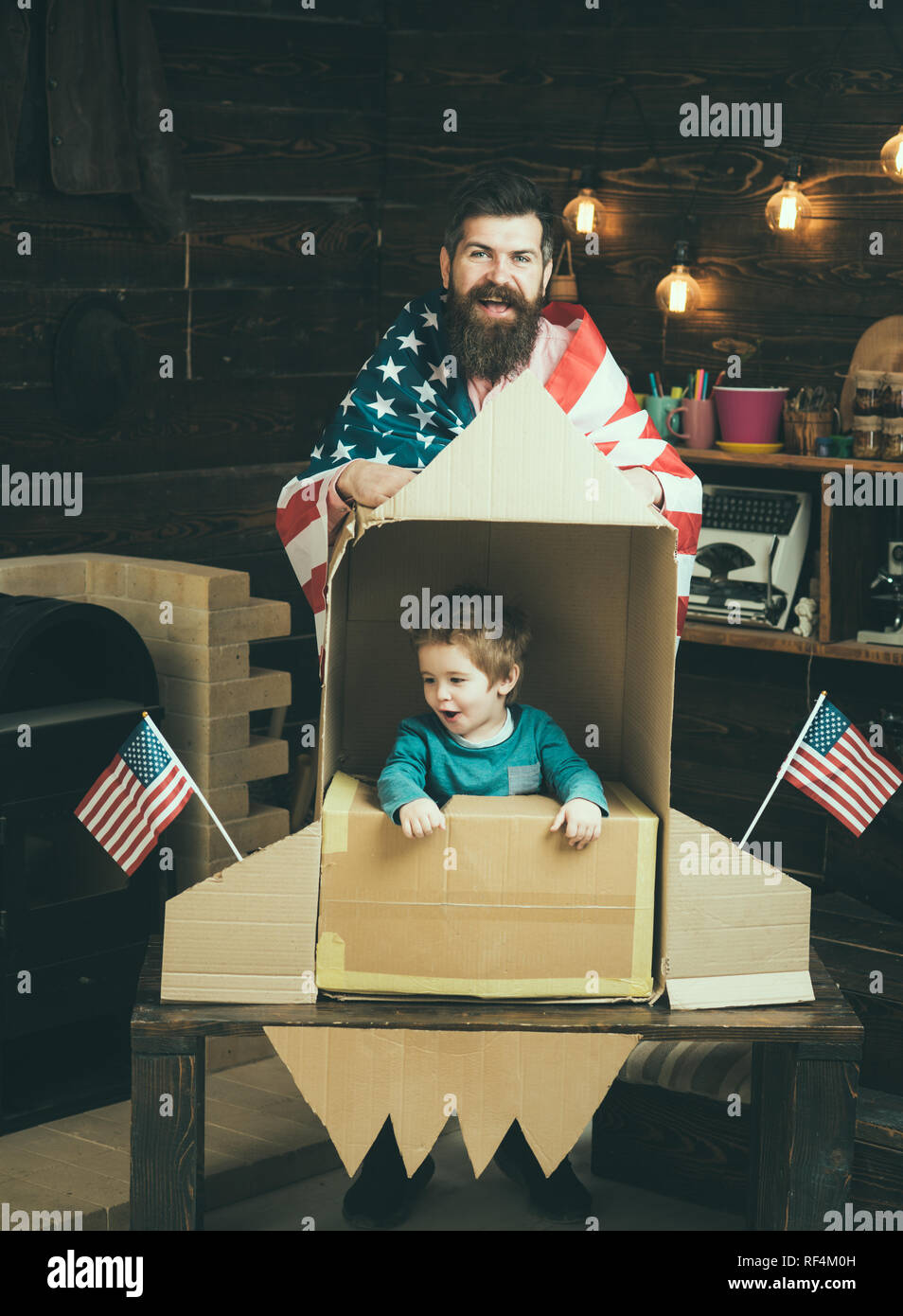 Dulce niño pequeño, vestido como astronauta, jugando en casa con cohete de  cartón y casco hecho a mano de la caja Fotografía de stock - Alamy