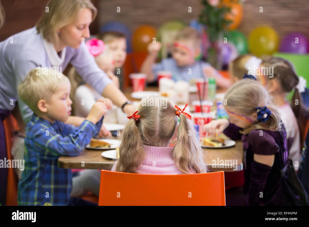 Belarús, Gomel, 13 de octubre de 2018. Vacaciones en la ciudad. Pabellón infantil.Children's Party . Hijo de cumpleaños con invitados en la mesa Foto de stock