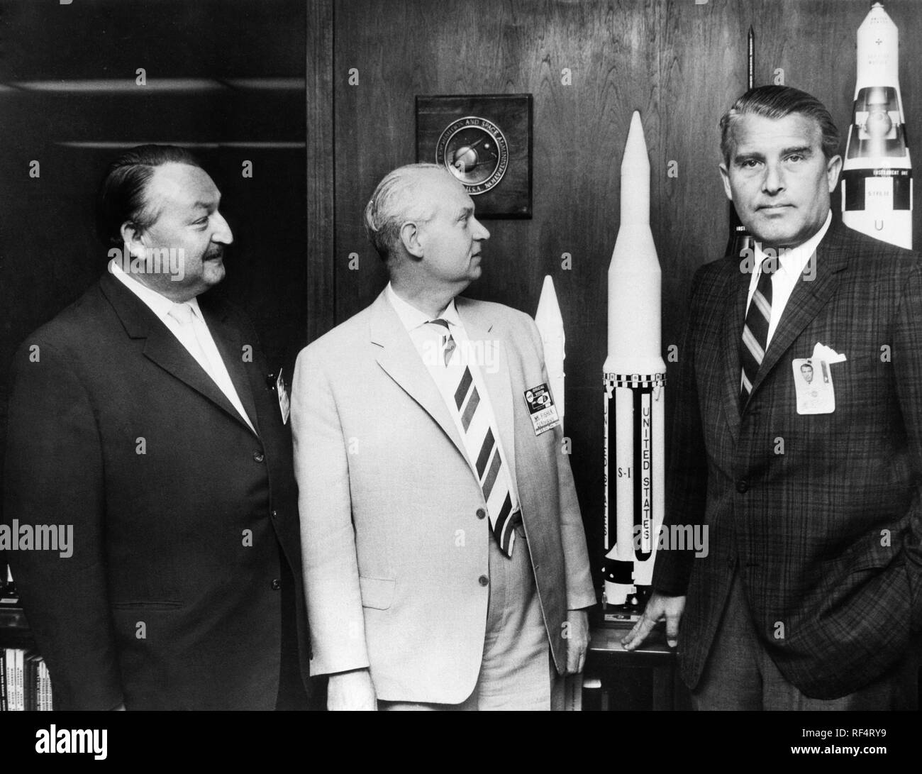 J.f.g. grosser, Helmut Fischer y wernher magnus maximilian Freiherr von Braun, 1965 Foto de stock